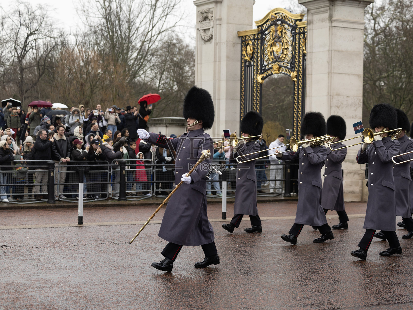 英国伦敦威斯敏斯特市，在白金汉宫和维多利亚女王纪念堂前举行的传统皇家卫队换岗仪式照片摄影图片