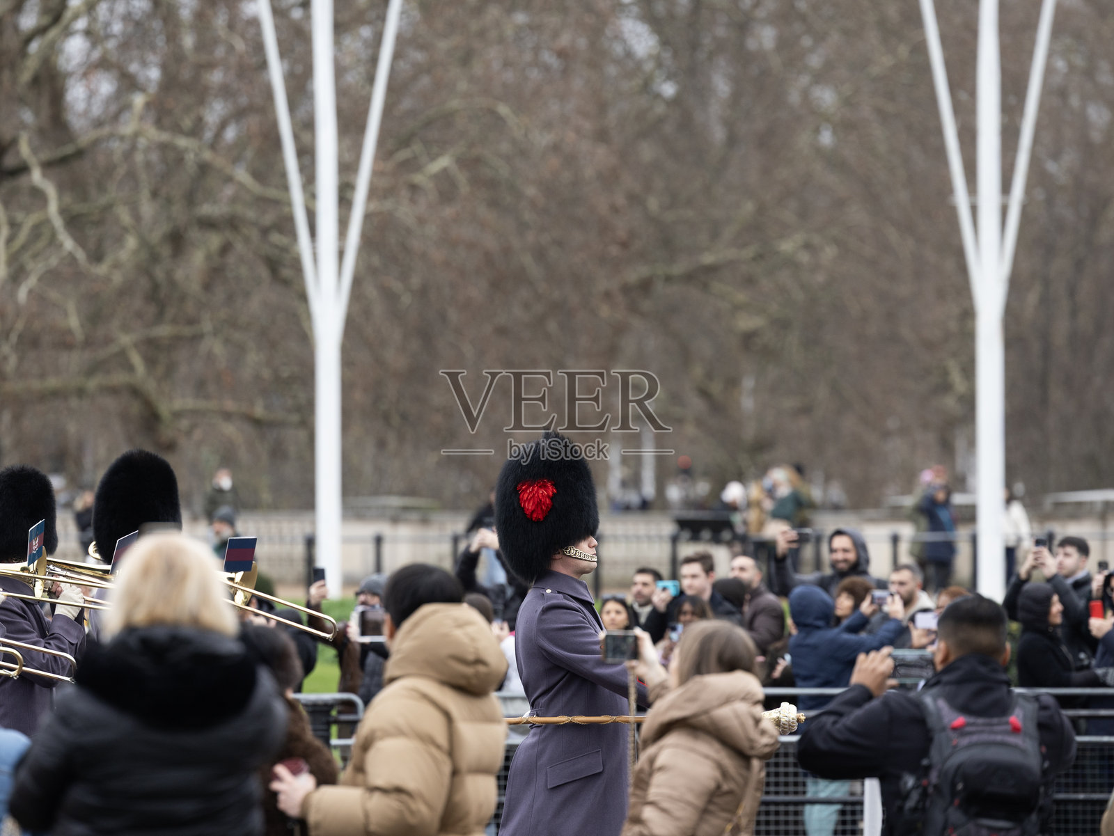 英国伦敦威斯敏斯特城，白金汉宫和维多利亚女王纪念碑前，传统皇家卫队举行庄严的卫兵换岗仪式照片摄影图片