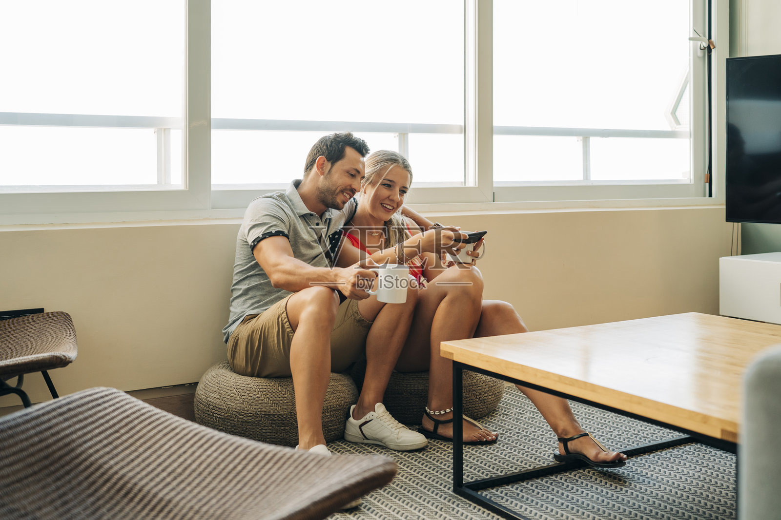 一对快乐的夫妇在家放松地使用智能手机照片摄影图片