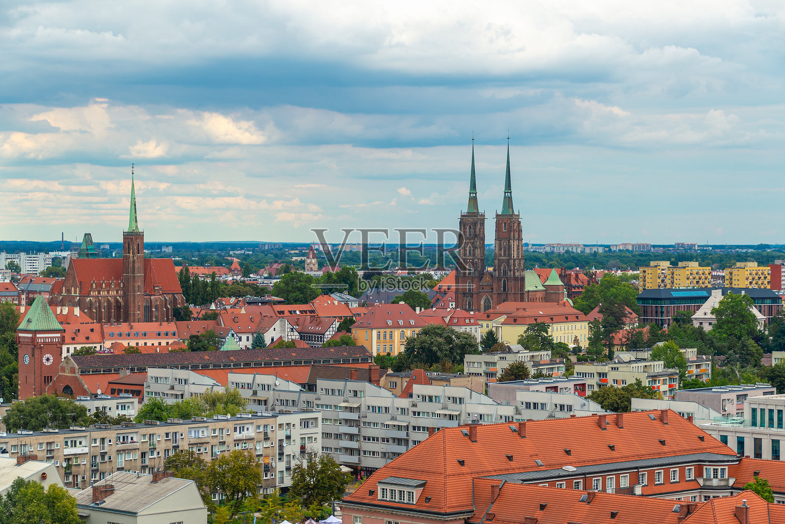 俯瞰弗罗茨瓦夫的历史天际线，包括教堂和色彩缤纷的屋顶照片摄影图片