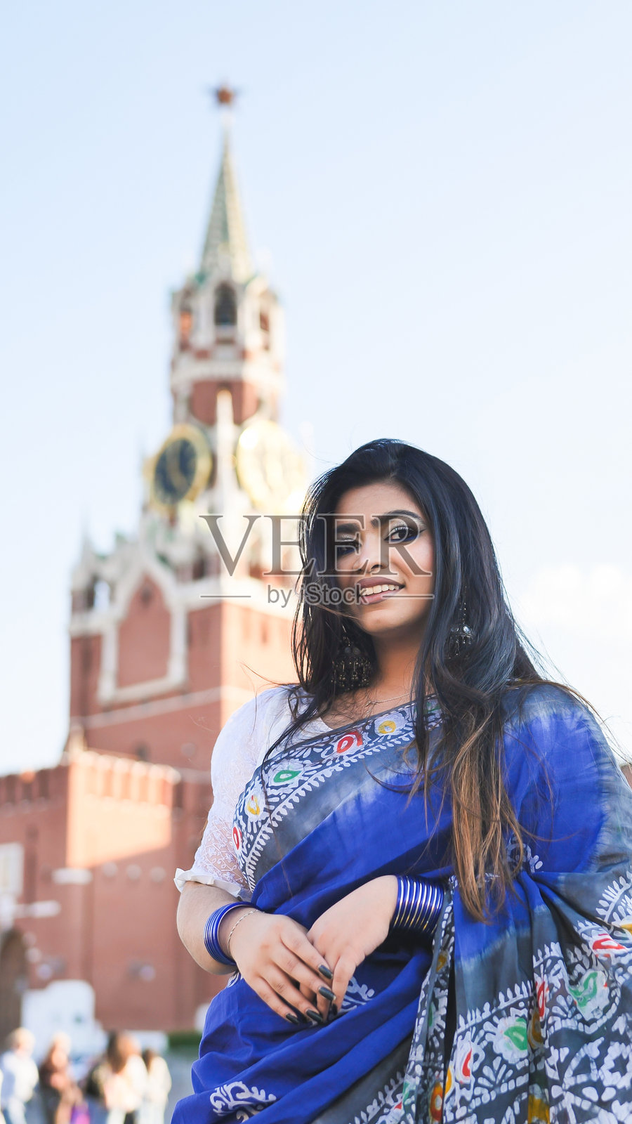 一位身穿蓝色纱丽的女性在俄罗斯旅行，面带微笑，展现文化多样性照片摄影图片
