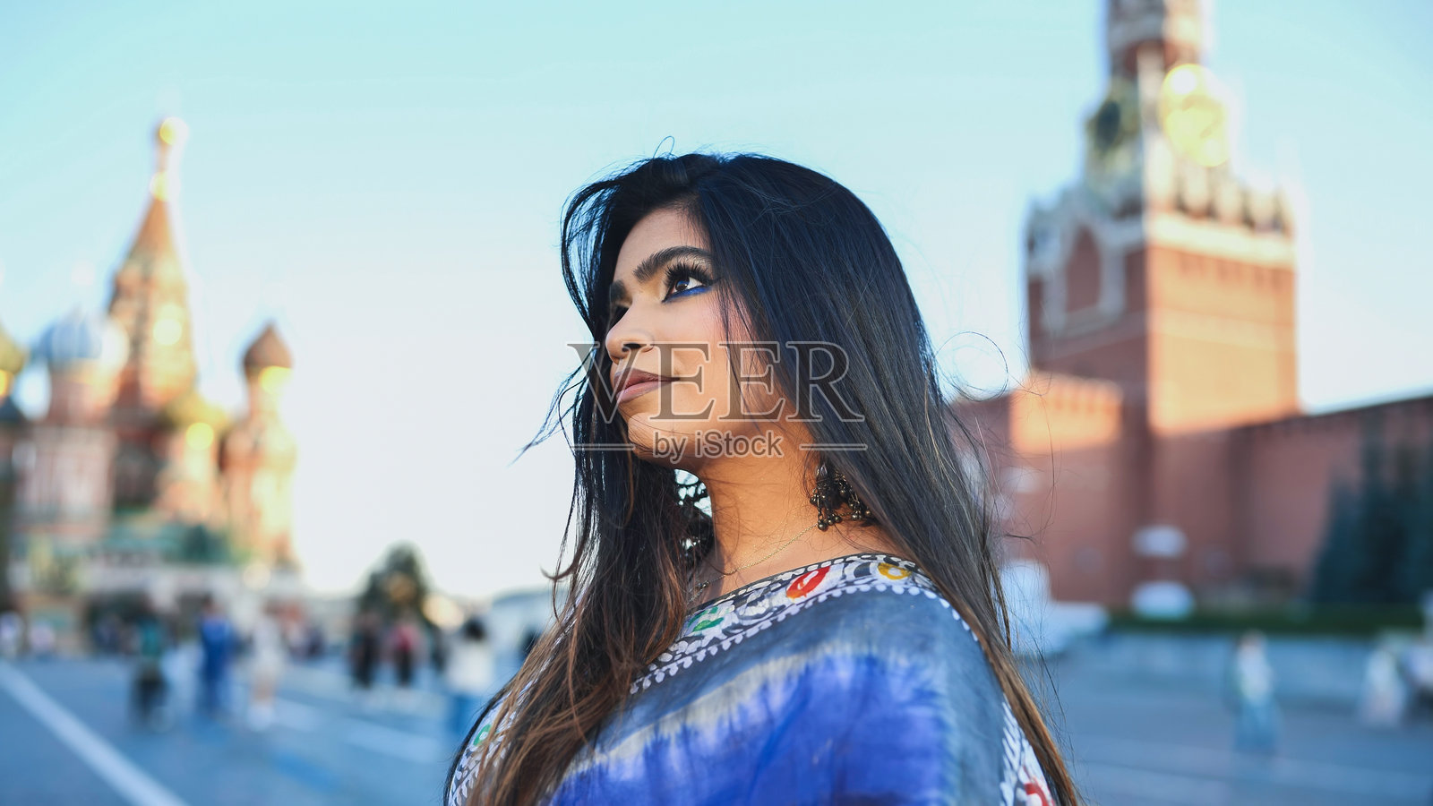 一位孟加拉国女性抬头仰望莫斯科红场、圣瓦西里主教座堂和克里姆林宫照片摄影图片