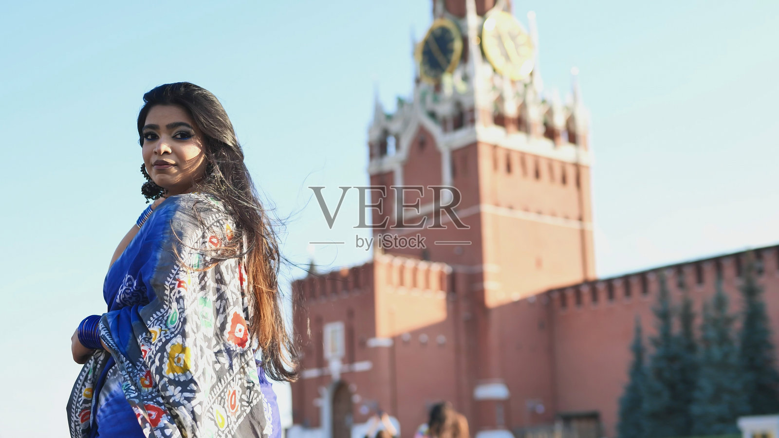 一位孟加拉国女性在俄罗斯莫斯科斯帕斯克塔楼外身着纱丽摆姿势拍照照片摄影图片