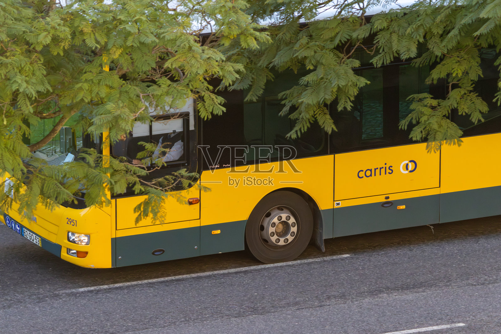 黄色出租车在里斯本的街道上行驶照片摄影图片