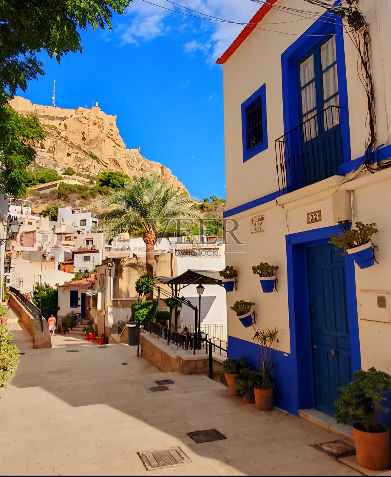 西班牙白色海岸沿线的阿利坎特历史古镇，房屋色彩斑斓。照片摄影图片
