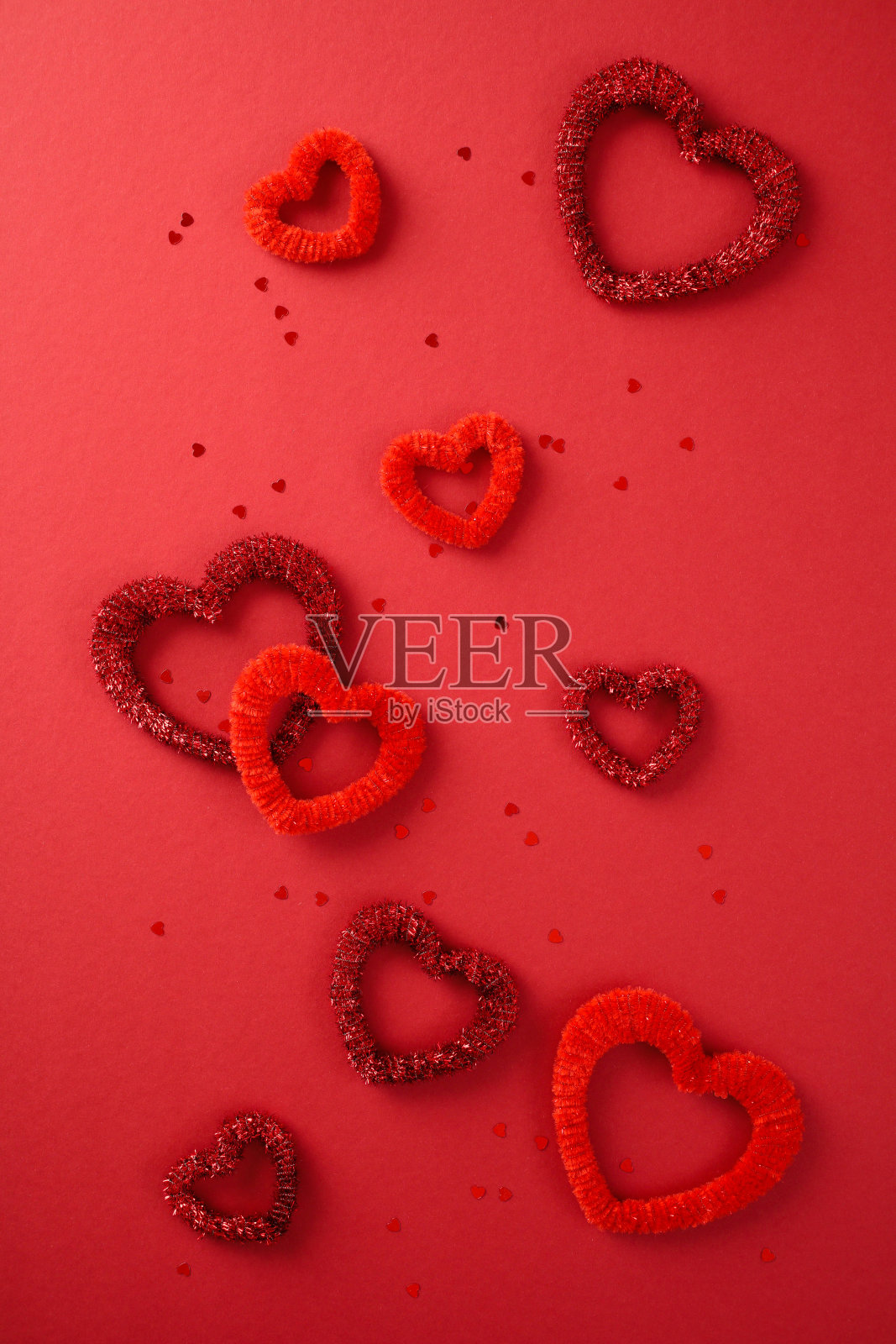 各种红色心形装饰和纸屑的 वैलेंट诚日背景，俯视角度。照片摄影图片