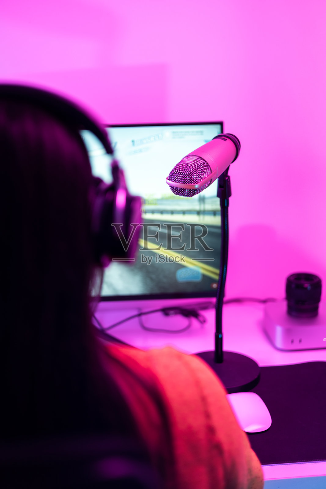 女子在家用电脑玩游戏照片摄影图片