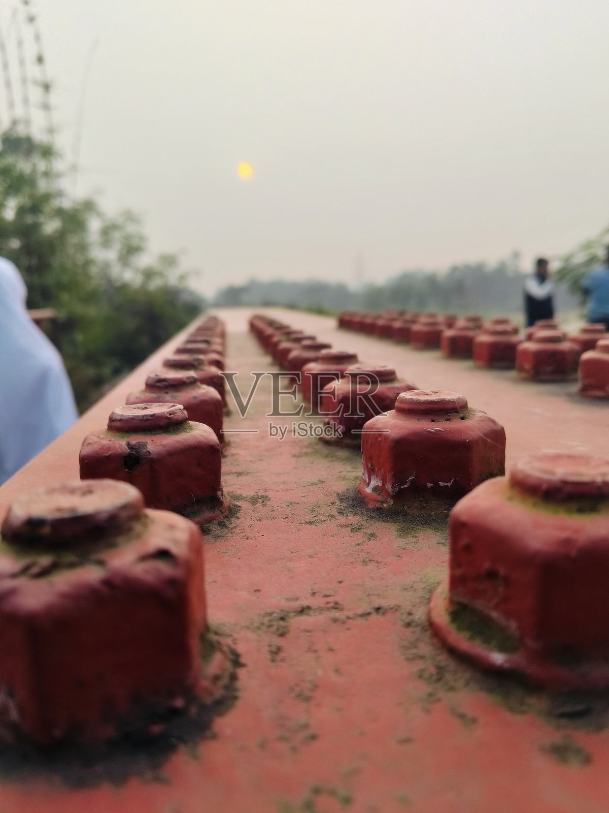 红色钢铁桥的透视图照片摄影图片