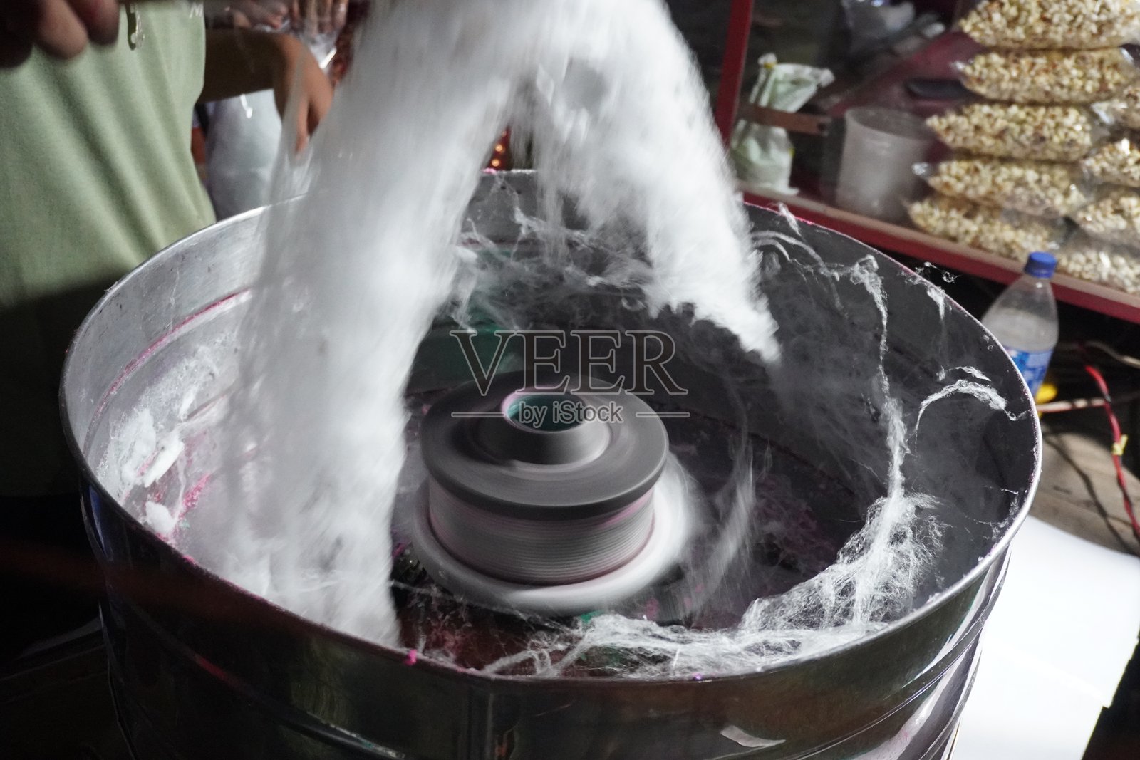 蓬松的棉花糖在机器上旋转照片摄影图片