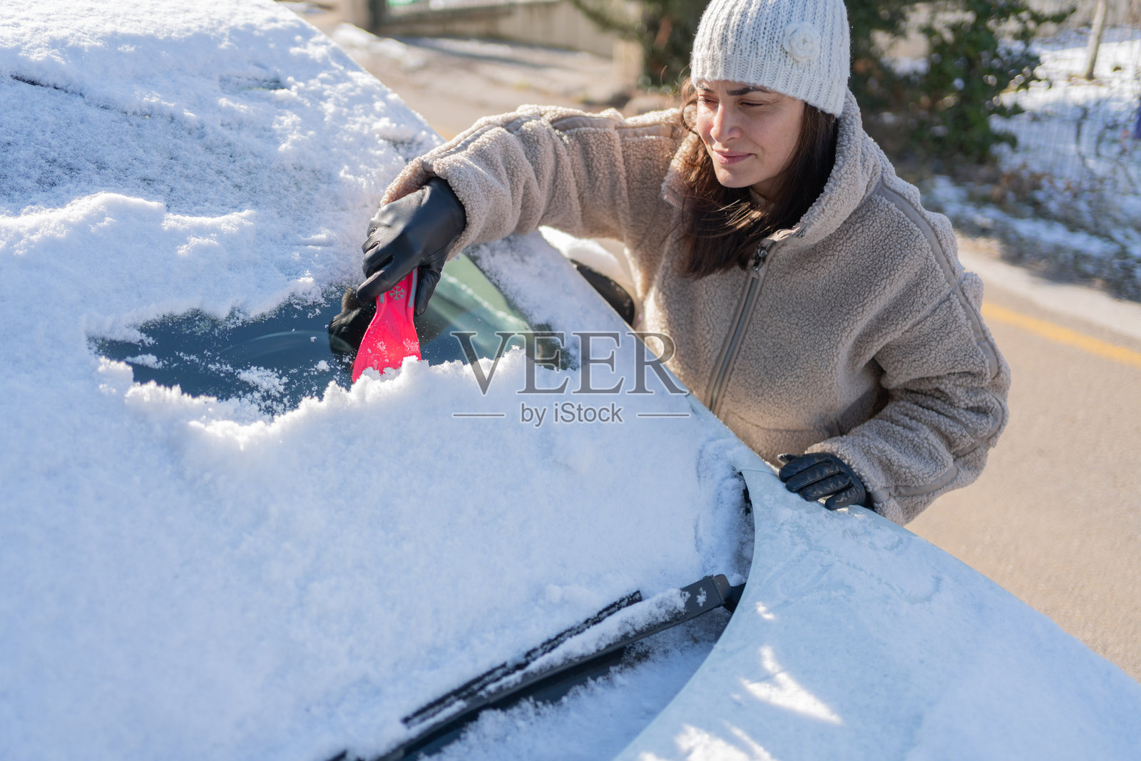 冬天刮擦冰冻的挡风玻璃照片摄影图片