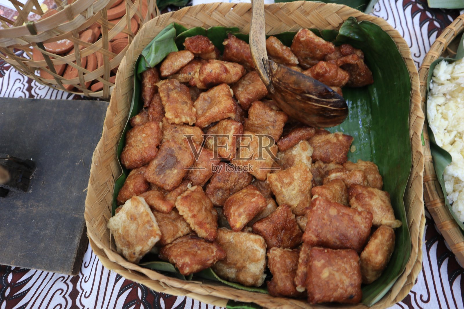 Gethuk是一种传统的印度尼西亚小吃，由煮熟的木薯制成，与糖一起捣碎，然后油炸。照片摄影图片