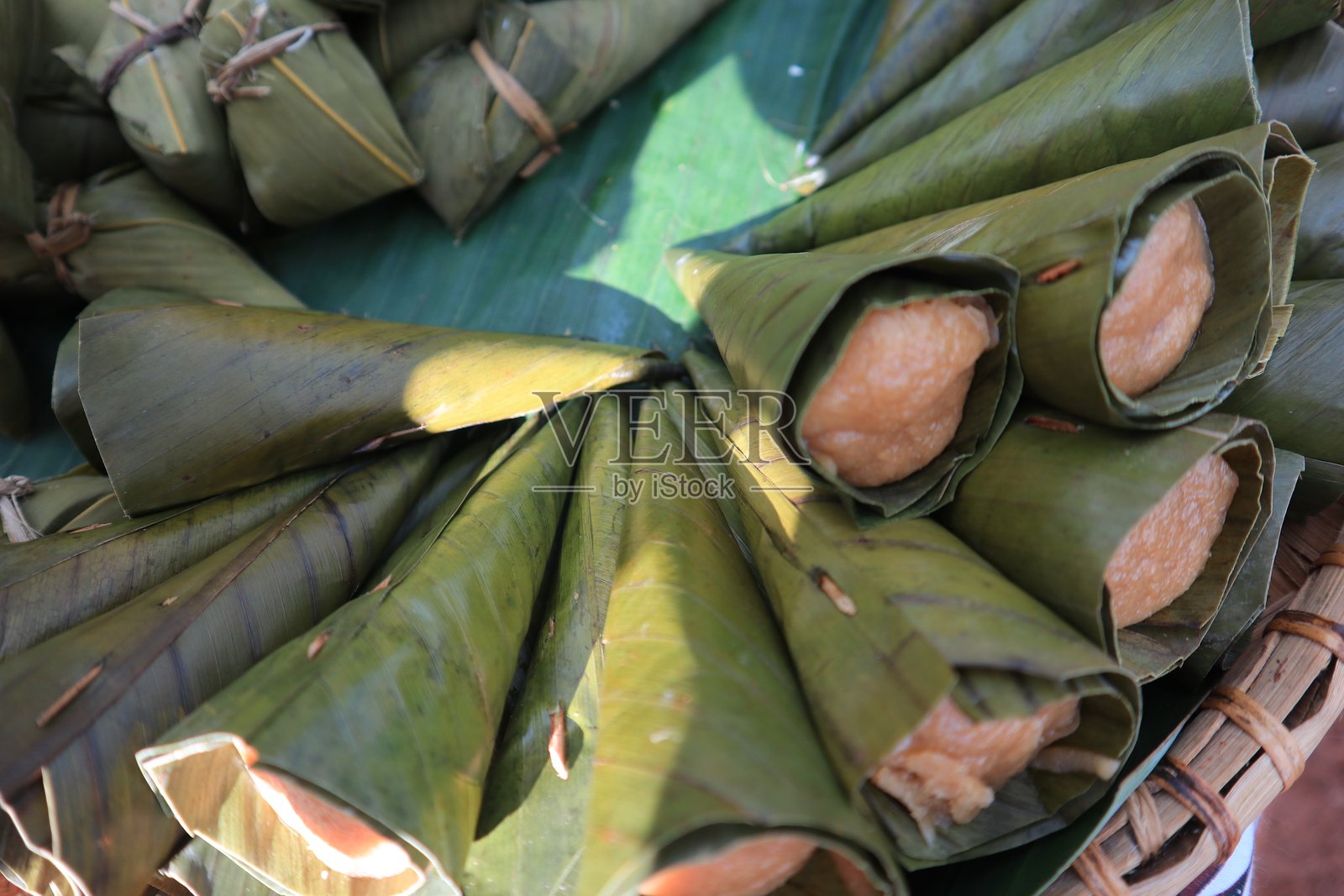 红米糕是一种用米粉、椰奶和红糖制成的传统小吃照片摄影图片