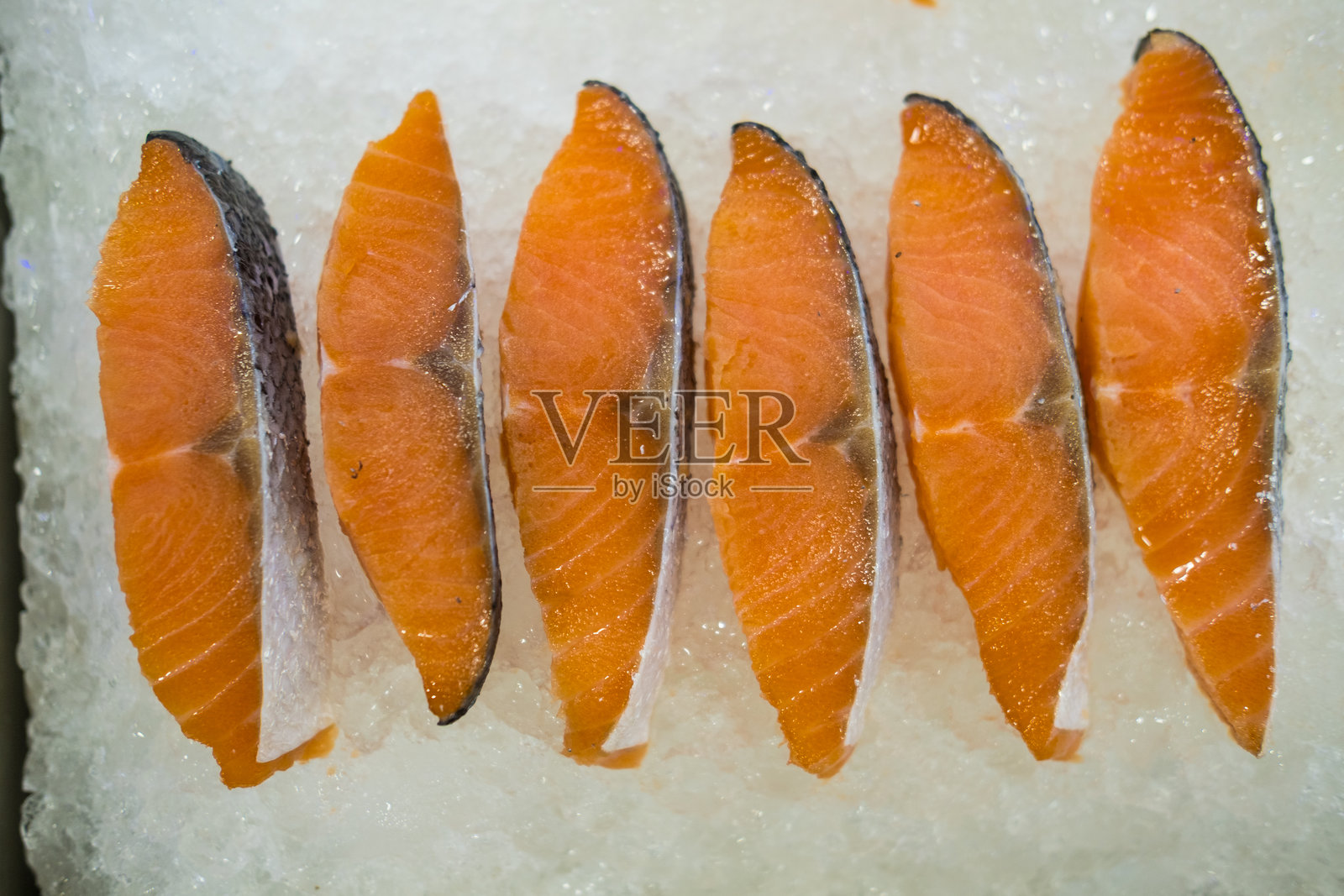 分份的生三文鱼柳放在冰上照片摄影图片