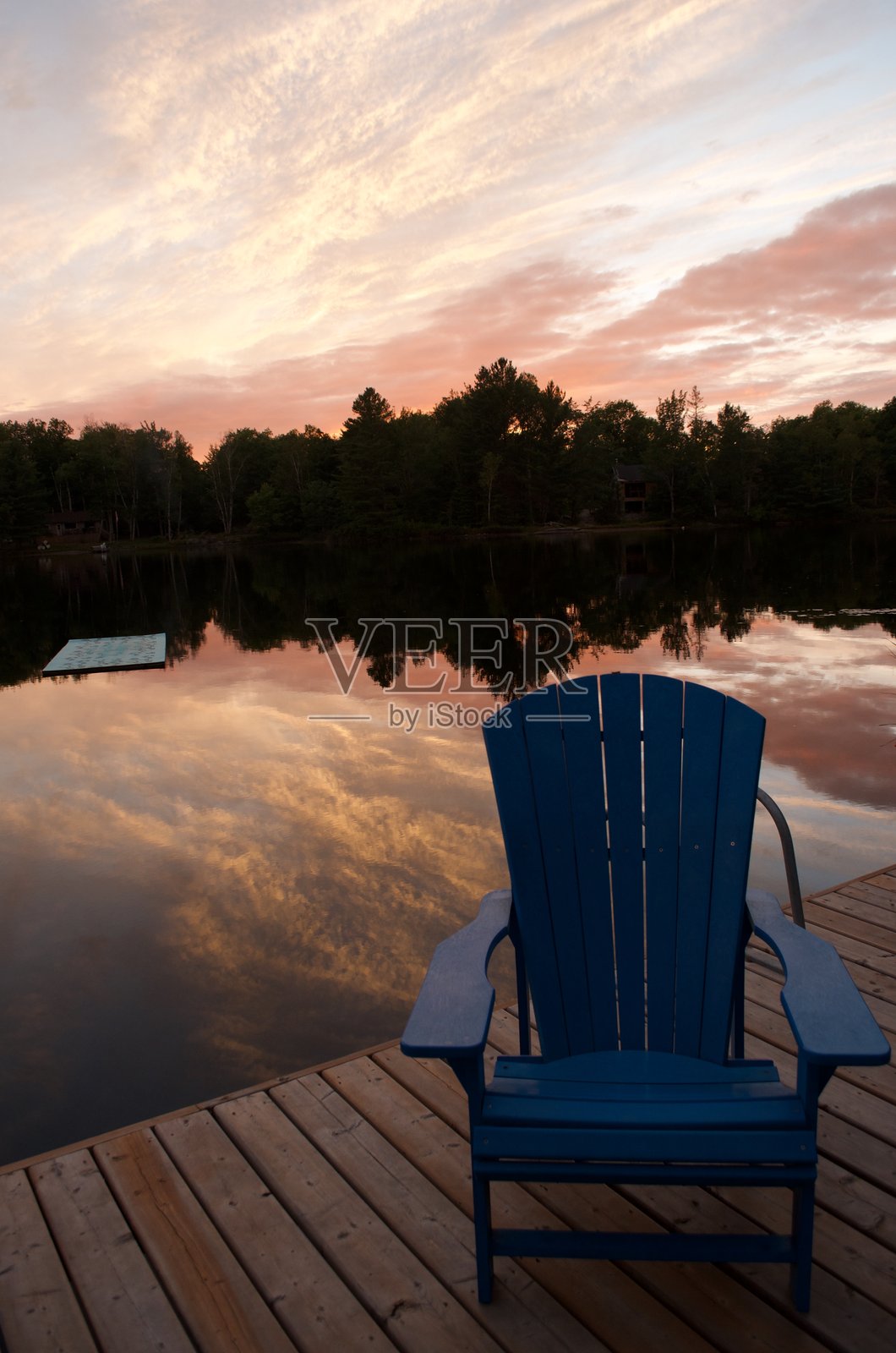 安大略省的小屋在水中映照出充满活力的日落景象照片摄影图片