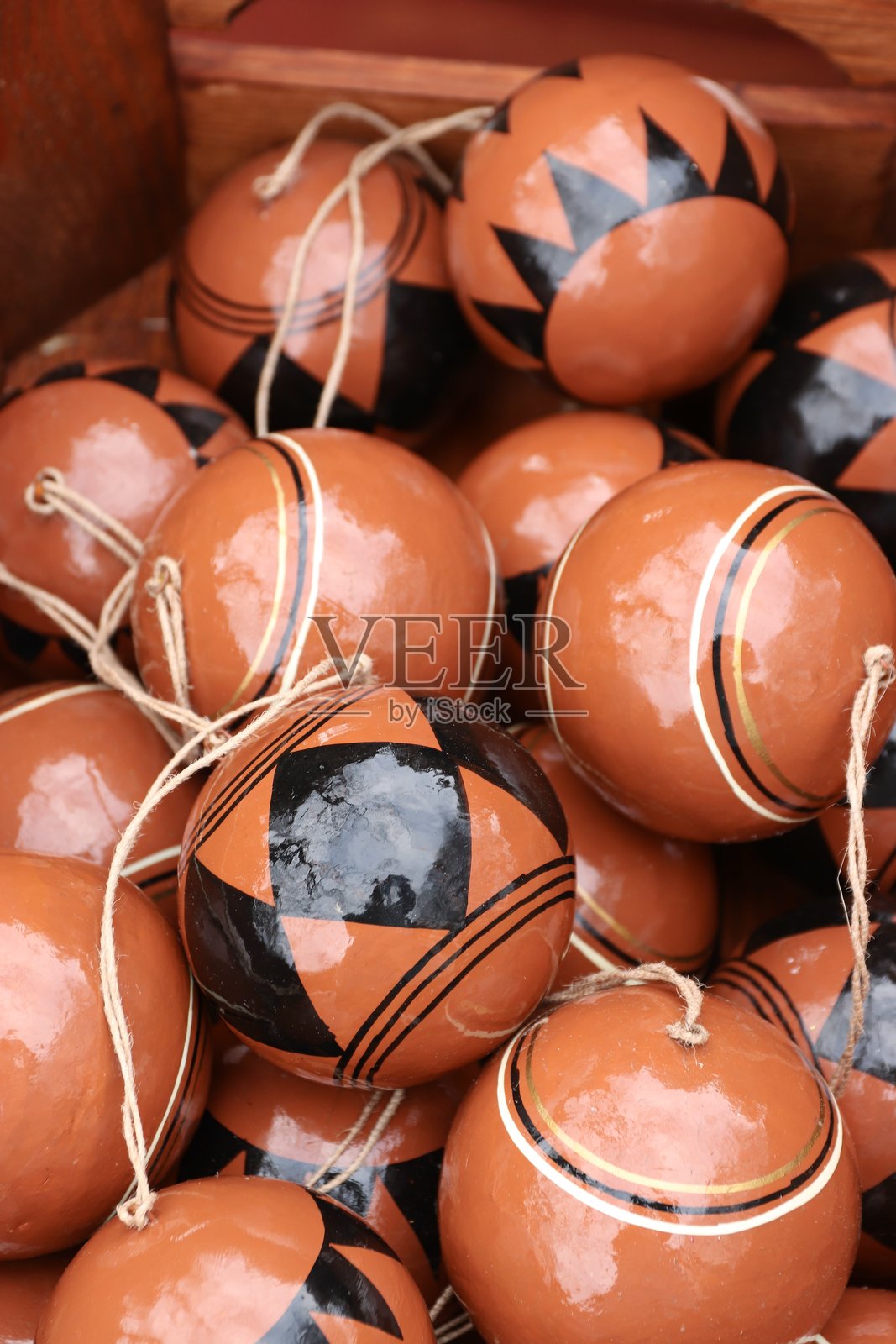 木盒中带有几何图案的手工陶艺圣诞装饰品照片摄影图片