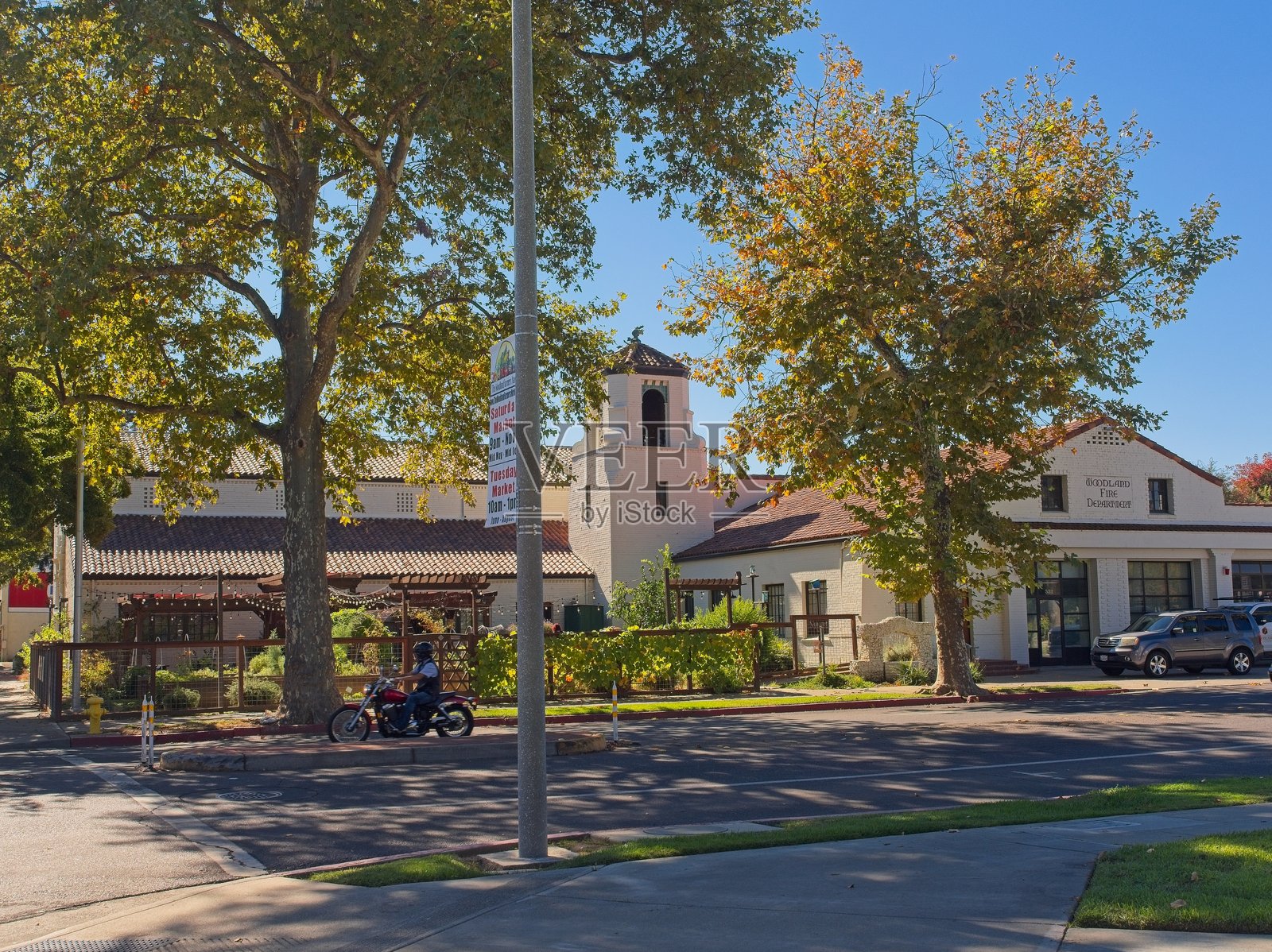 位于加利福尼亚州伍德兰的伍德兰市政厅、办公楼、消防局和城市花园综合体照片摄影图片