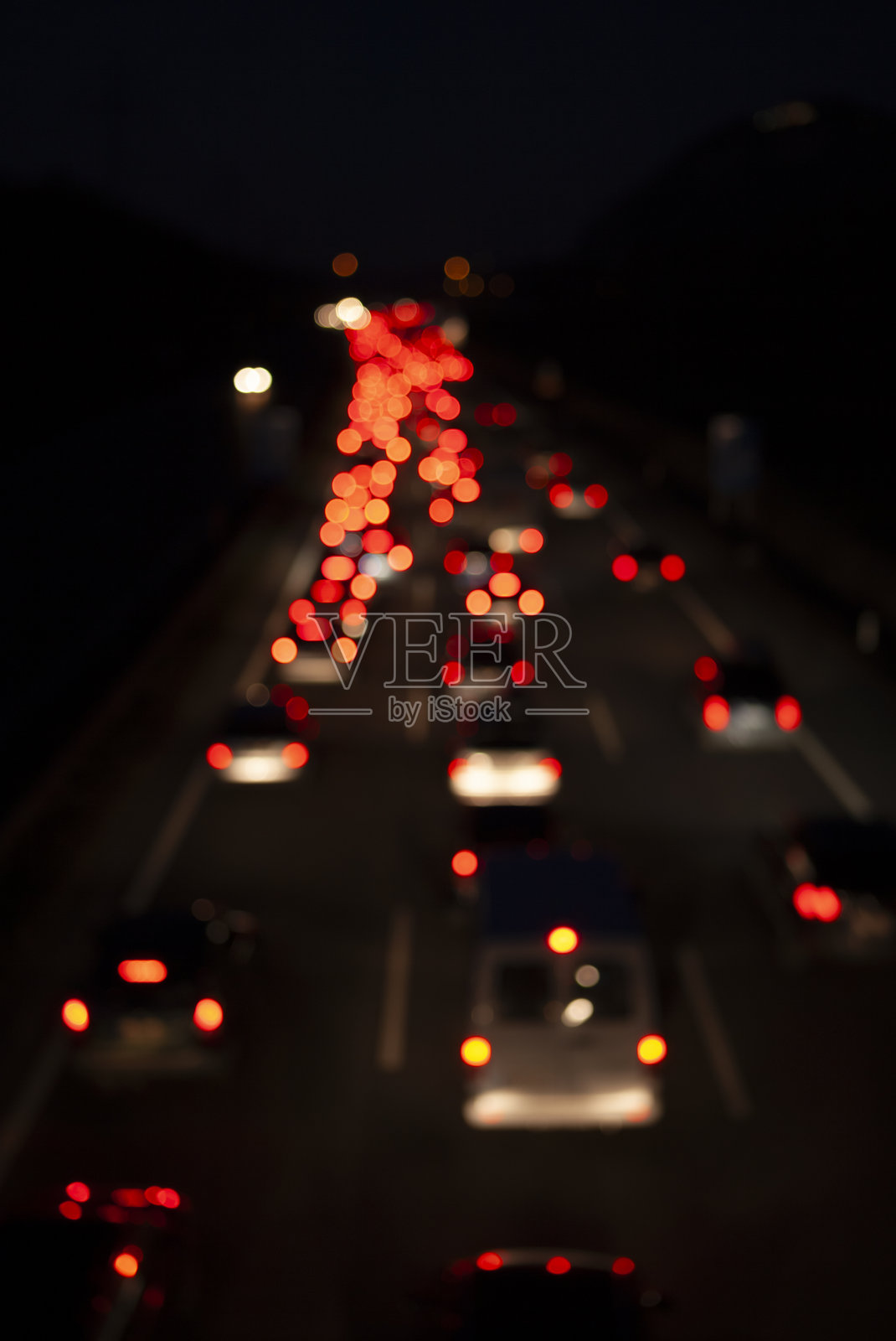 夜晚高速公路上的交通堵塞照片摄影图片