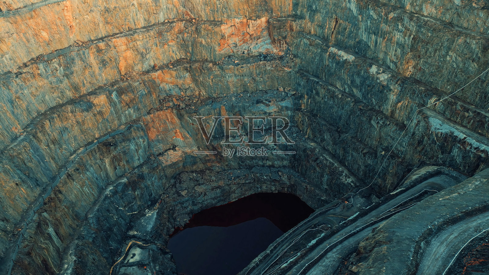 露天矿的鸟瞰图，有坡度和硬岩台阶照片摄影图片