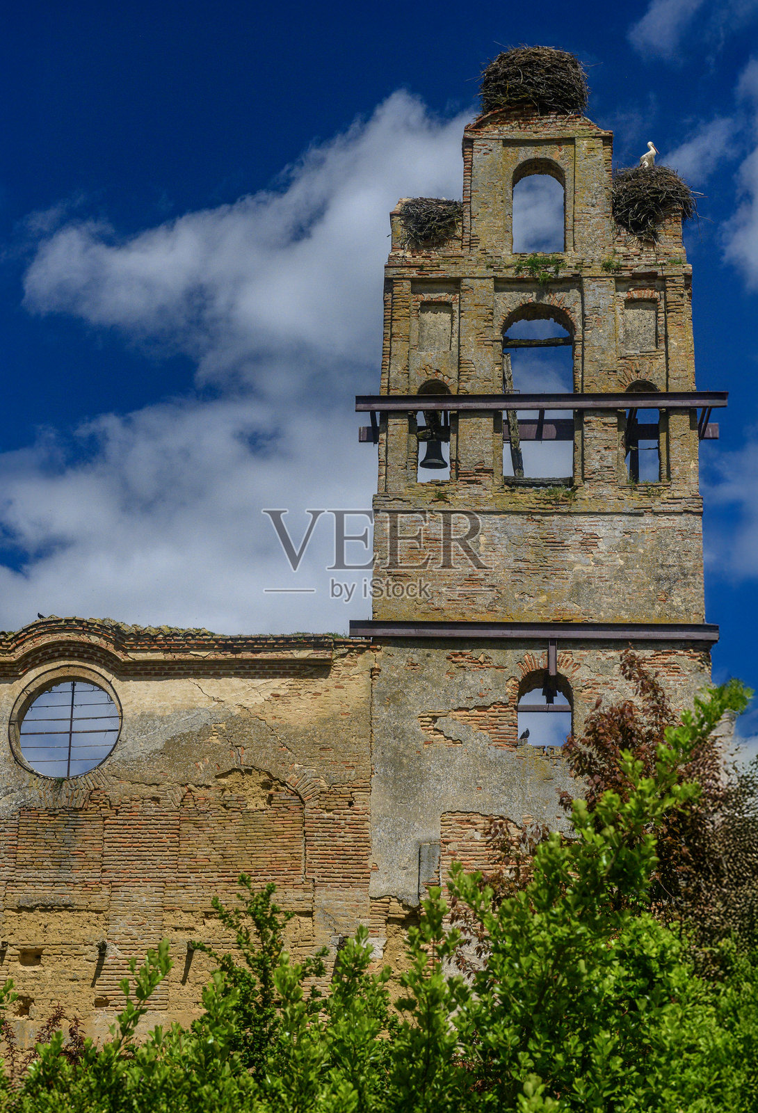 卡里翁德洛斯孔德斯圣弗朗西斯科修道院的钟形山墙，上面有鹳的巢穴照片摄影图片