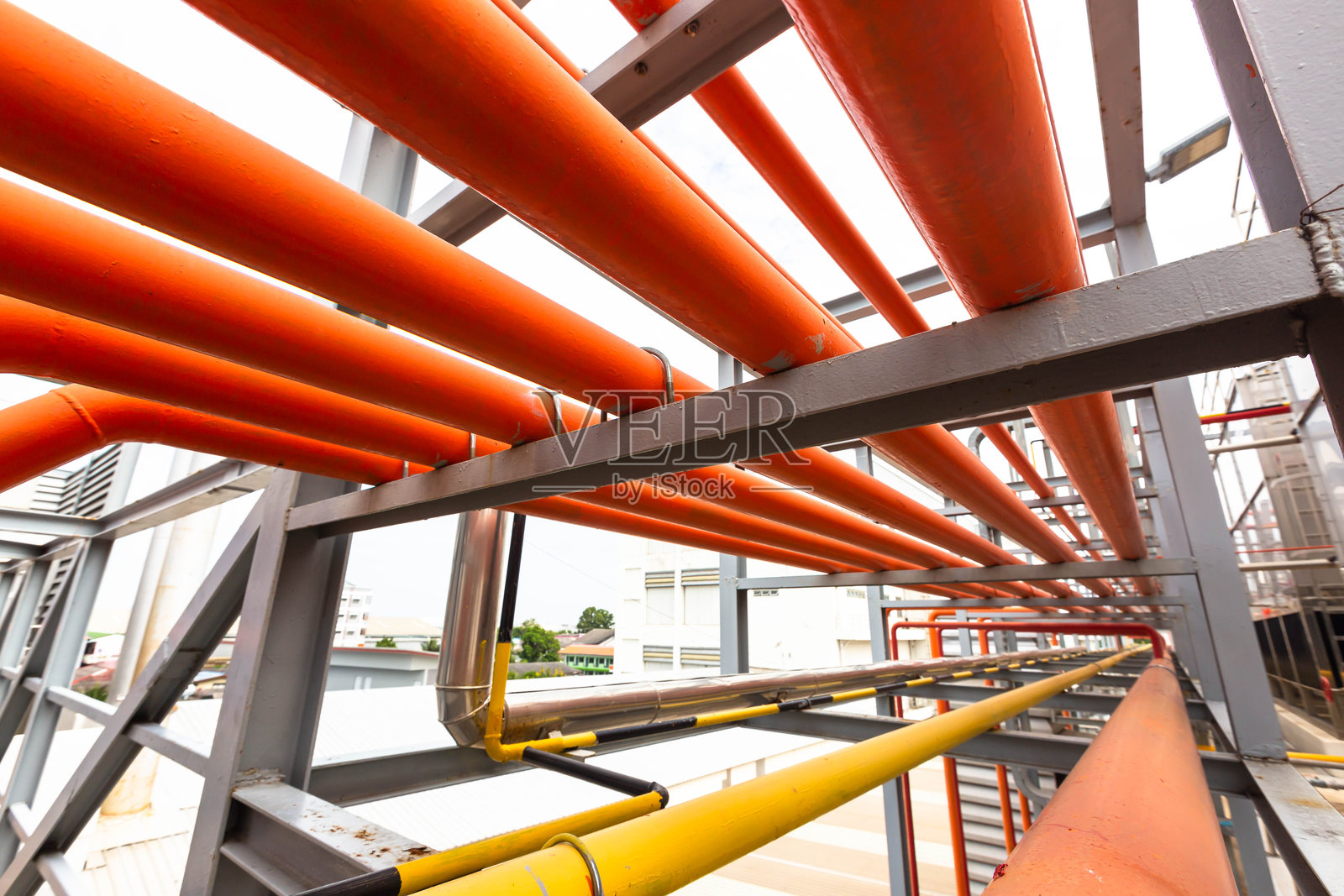 炼油厂内的氨气管道和氨气储罐区。照片摄影图片