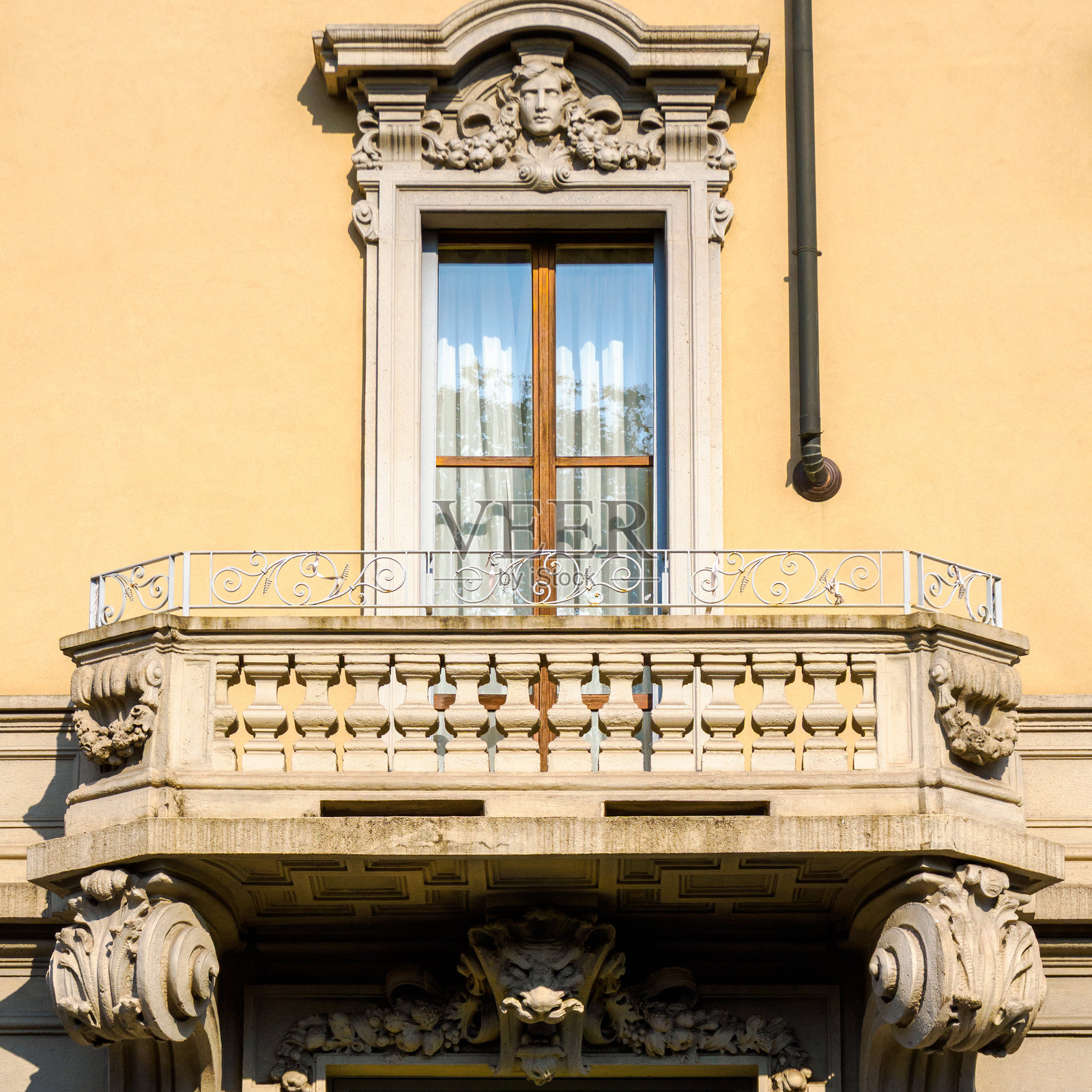 意大利米兰，赛普里安诺大道旁的老式住宅楼照片摄影图片