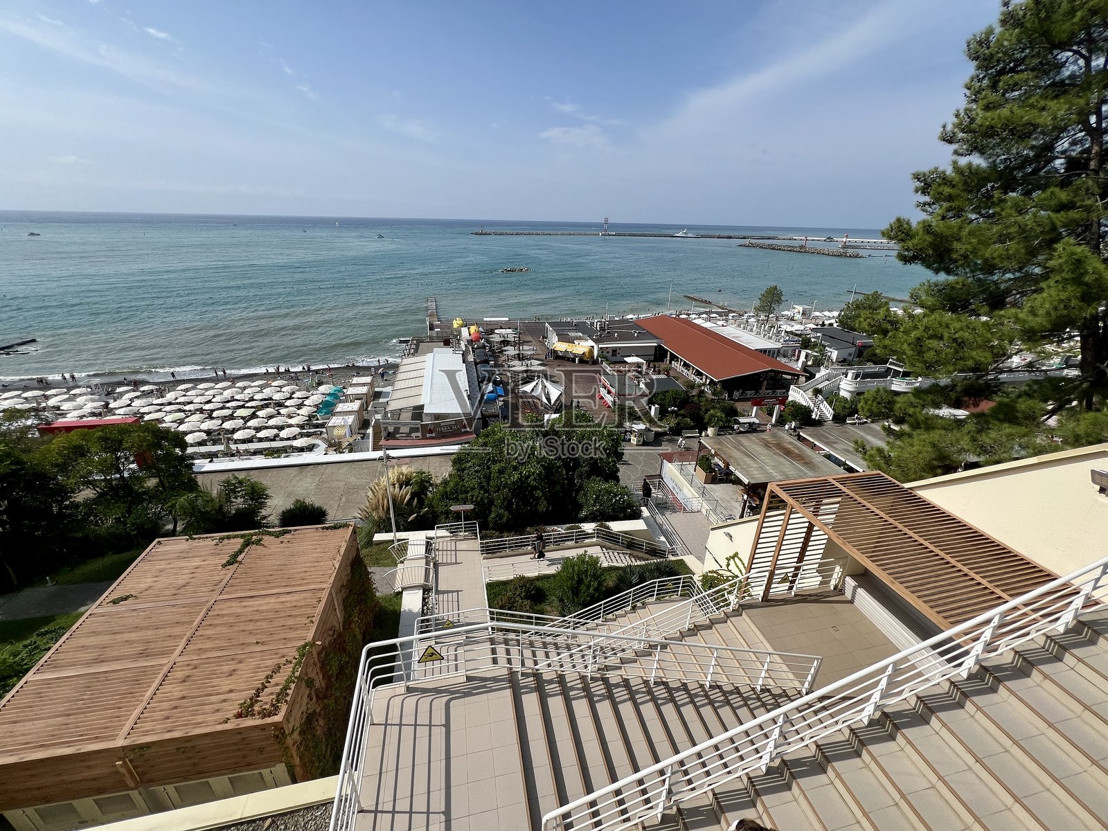 俄罗斯索契阳光明媚、人潮拥挤的海滩和黑海海岸照片摄影图片