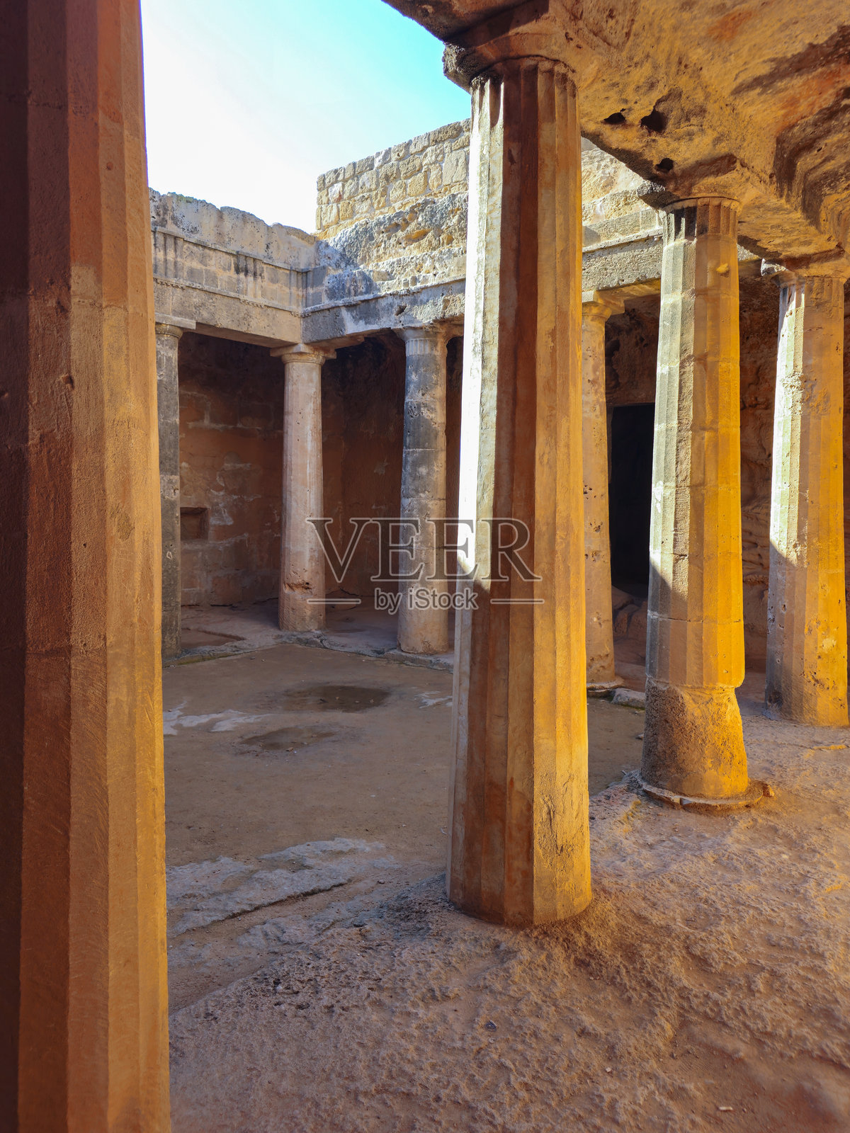塞浦路斯帕福斯国王陵墓的古代石柱照片摄影图片