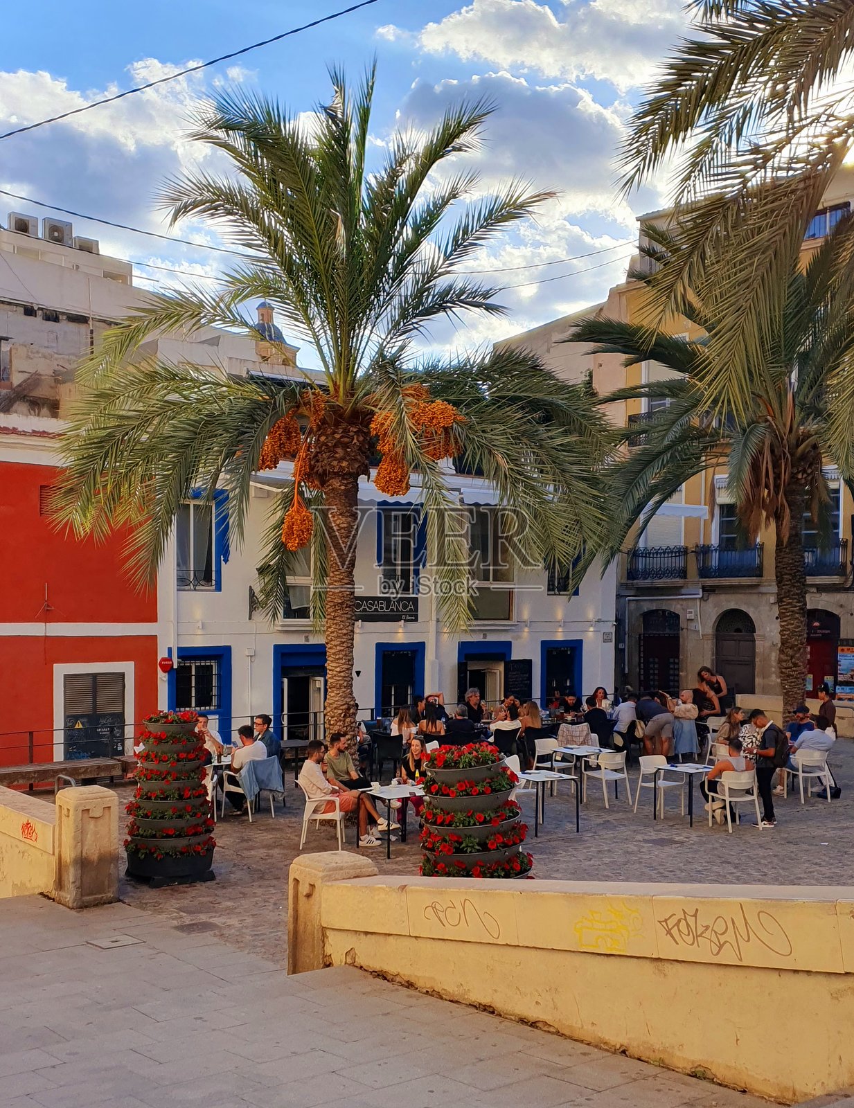 西班牙白色海岸沿线，阿利坎特历史悠久的城镇及其色彩缤纷的房屋。照片摄影图片