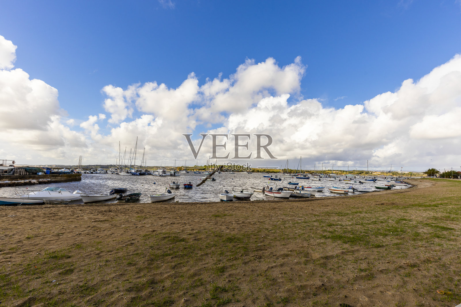 葡萄牙阿尔加维阿尔沃尔的渔夫像照片摄影图片