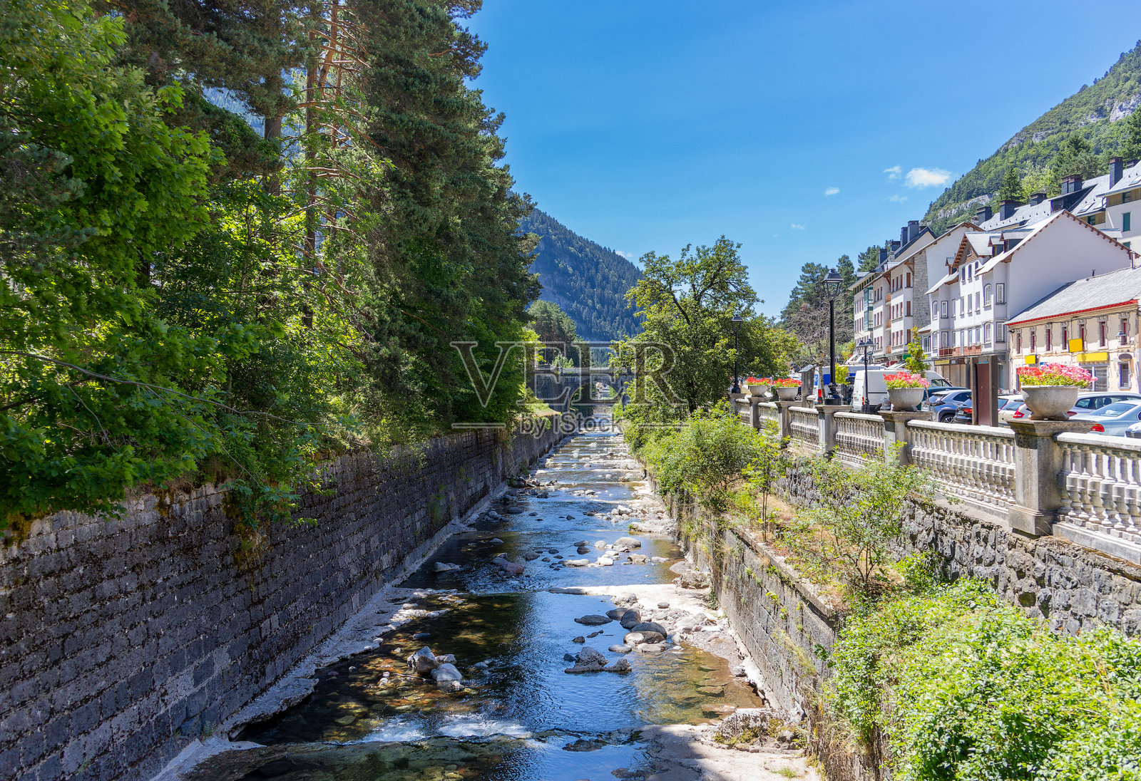 阿拉贡河在比利牛斯山脉的坎弗兰克村流淌成运河照片摄影图片