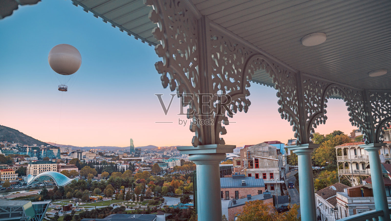从装饰物看第比利斯里奇公园、建筑和山脉的景色照片摄影图片