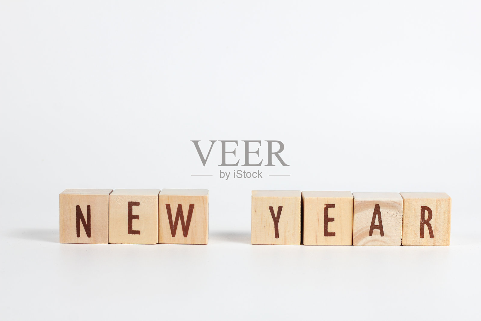 新年祝福语木块儿童玩具，孤立在白色背景上照片摄影图片