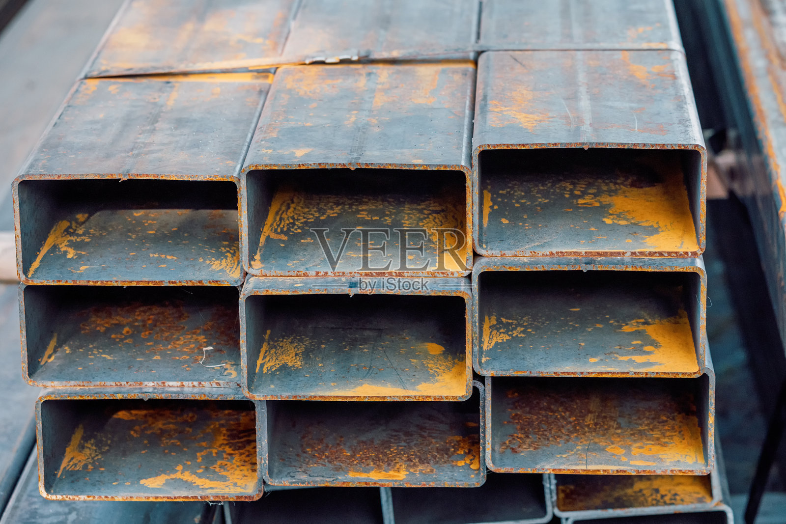 堆叠的矩形空心型材，表面带有锈迹，可用于建筑、建造或工业项目照片摄影图片