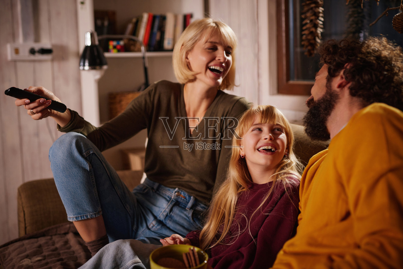 一家人在家里的沙发上看电影照片摄影图片