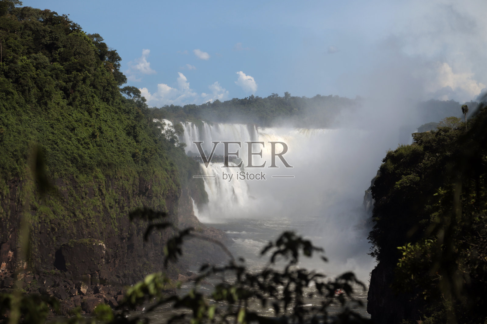 阿根廷境内的伊瓜苏瀑布照片摄影图片