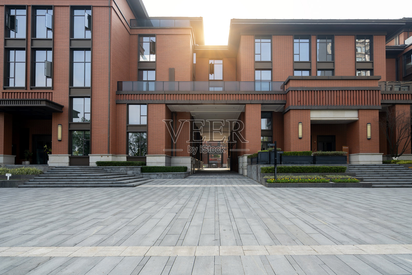 公园里的红砖办公楼照片摄影图片