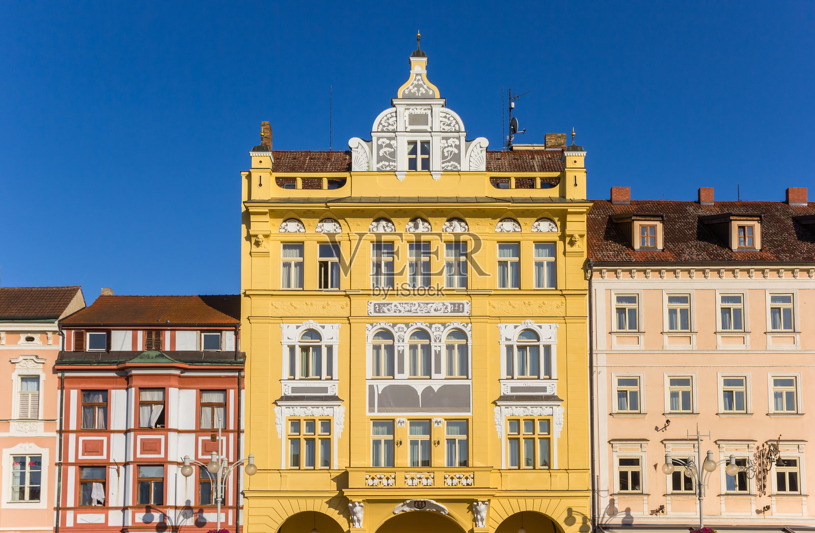 切斯基布杰约维采中央市场广场的黄色酒店照片摄影图片