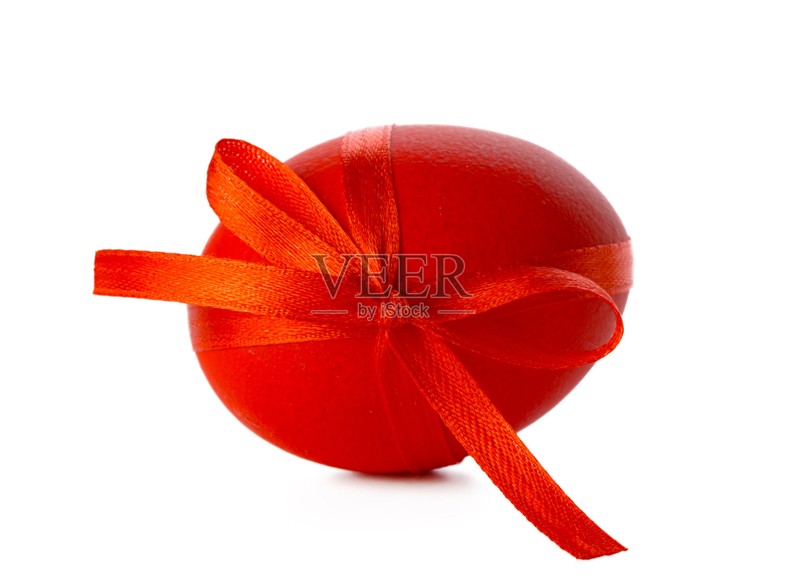 在春季庆祝活动中，用丝带系着的鲜红色彩蛋照片摄影图片