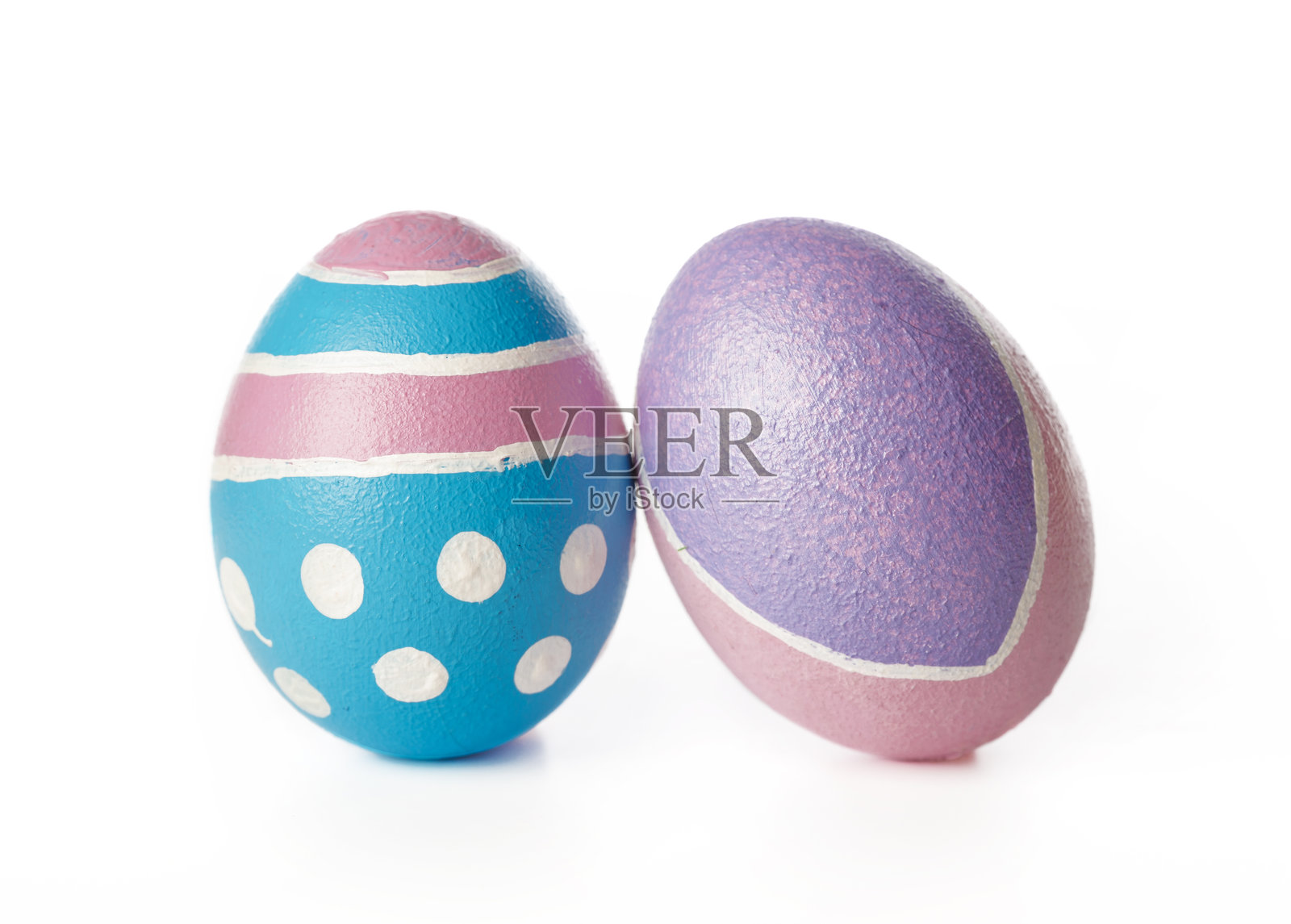 在春季复活节庆祝活动准备期间，色彩缤纷的彩蛋并排摆放。照片摄影图片