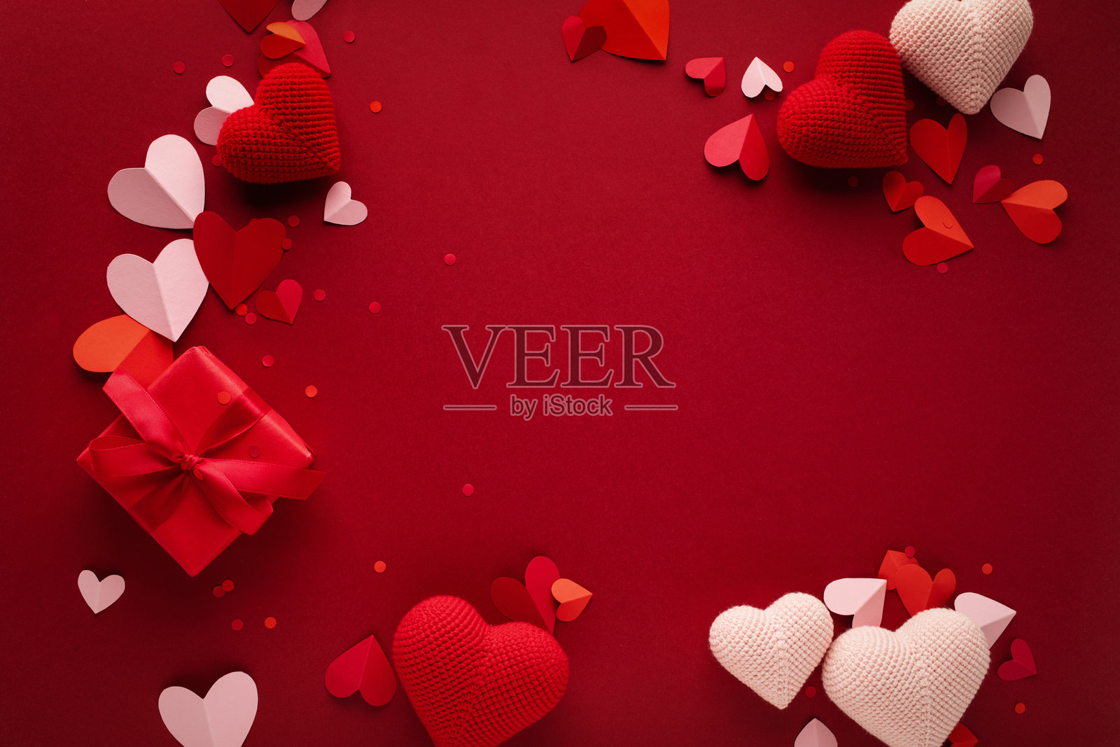 情人节空白，来自装饰有粉色和红色爱心的礼盒的俯视图。美丽的节日背景，适用于贺卡和约会邀请。照片摄影图片