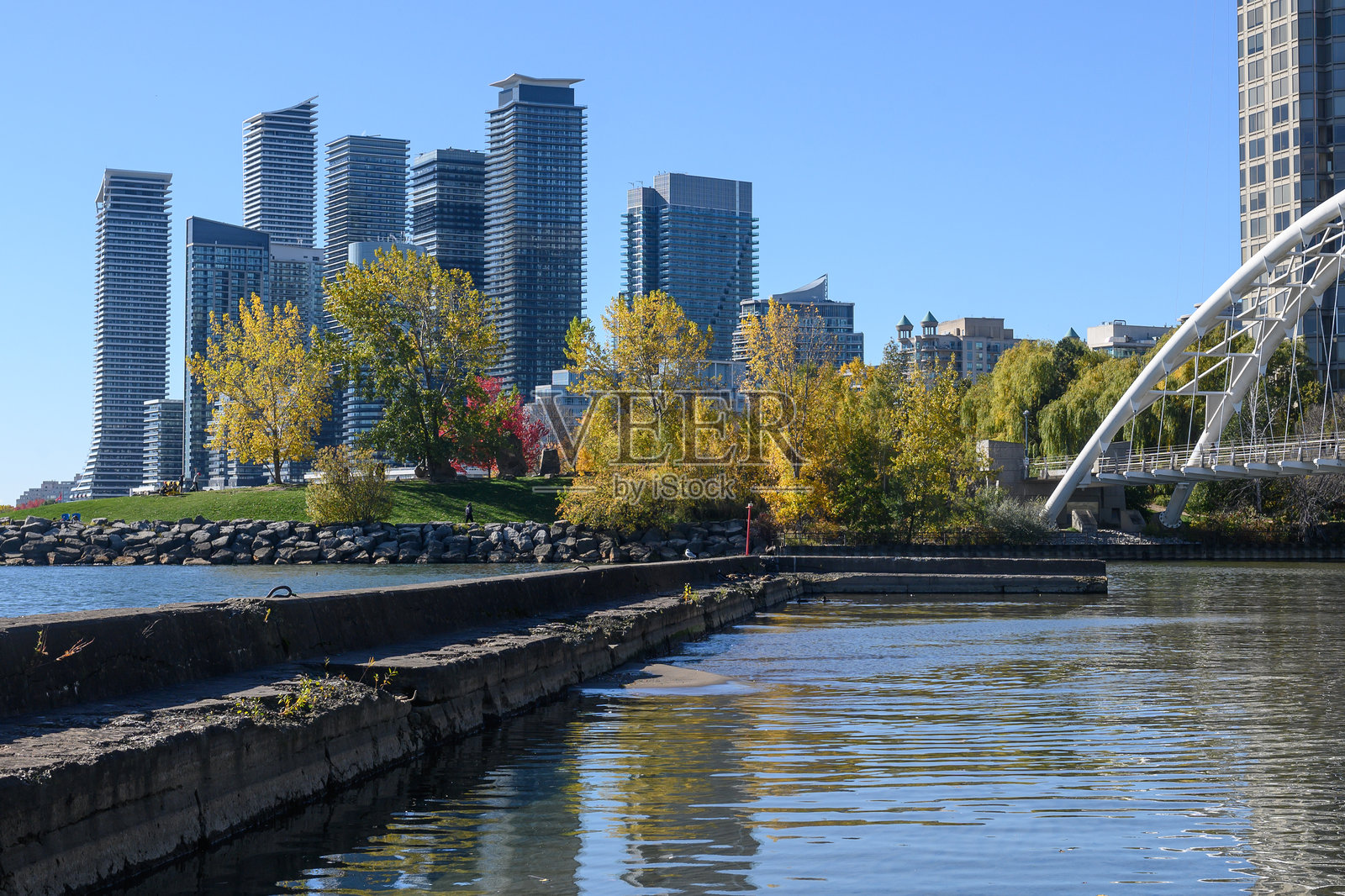 秋季的怡陶碧谷天际线和汉伯湾拱桥照片摄影图片
