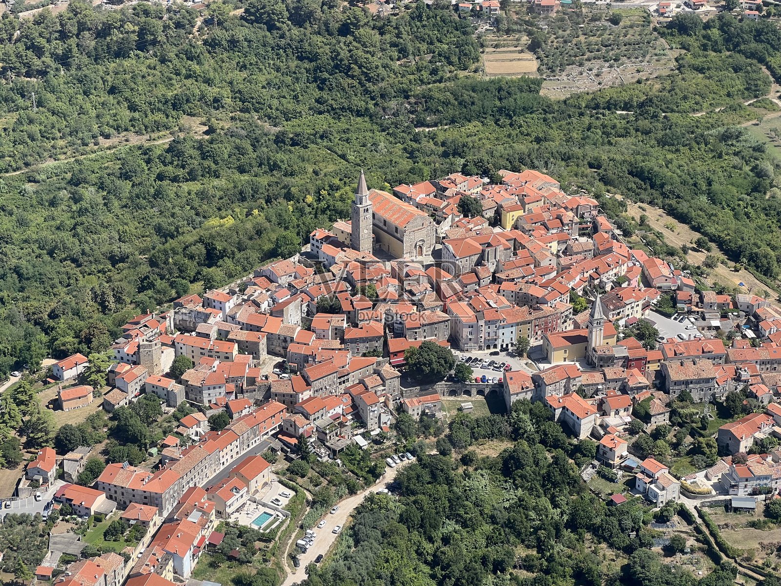 空中俯瞰伊斯特拉半岛和伊斯特拉海岸，或飞越伊斯特拉（斯洛文尼亚和克罗地亚）全景——从空中看伊斯特拉半岛和伊斯特拉海岸（克罗地亚）照片摄影图片