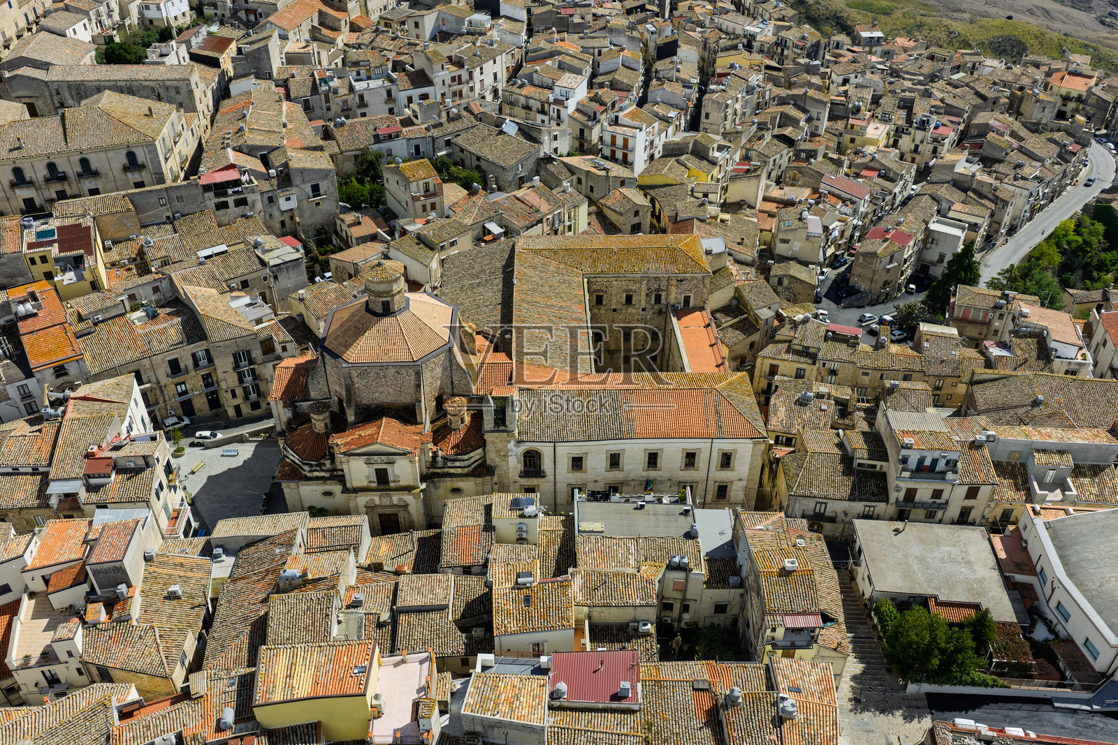 航拍无人机视角下的波利齐·热内罗萨，一座风景如画的西西里山城，坐落在岩石峭壁上，展示着传统的石头建筑和马多尼山脉的全景，意大利西西里岛照片摄影图片