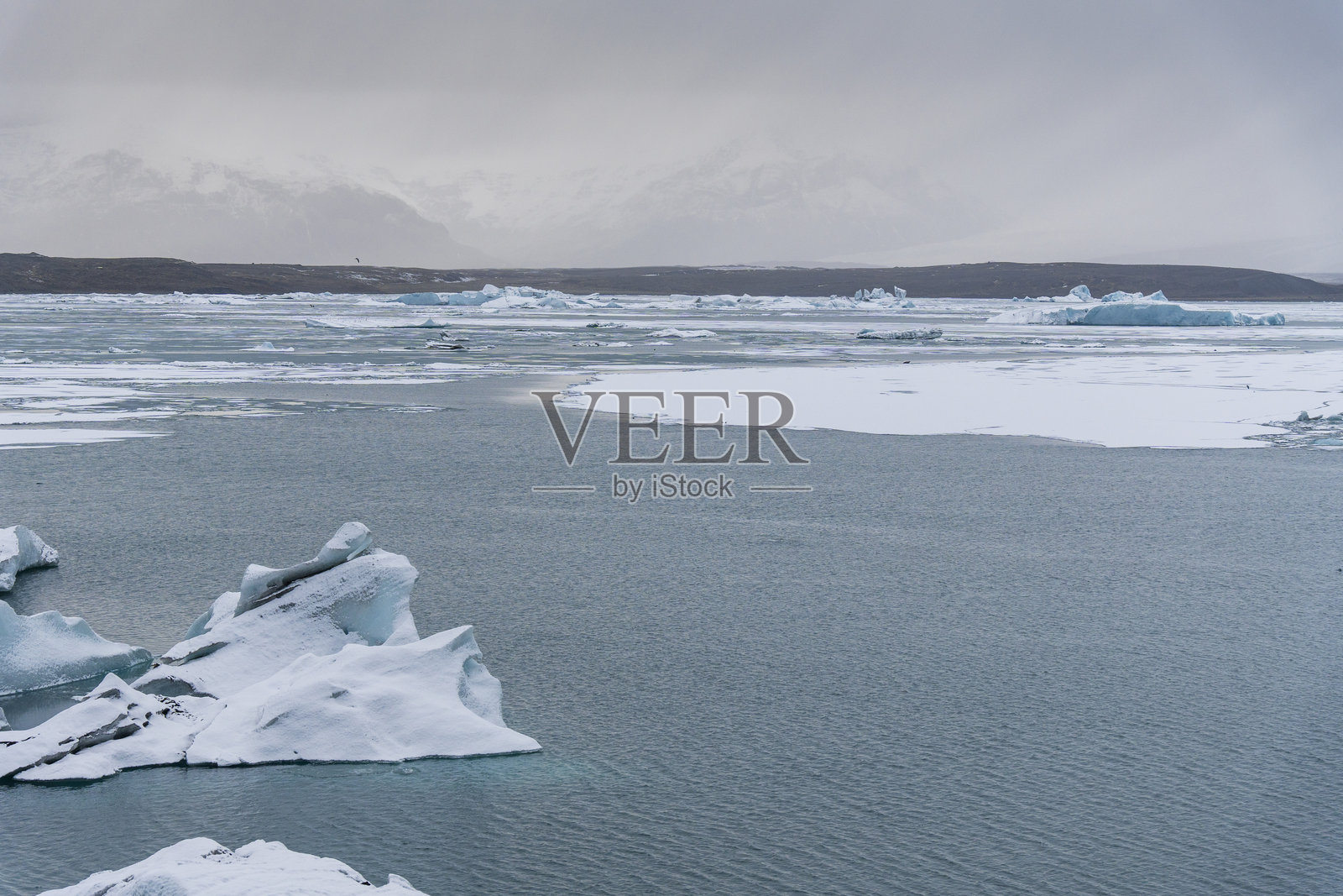 冰岛冬季瓦特纳冰川地区的美丽自然风光，位于冰岛南部的费亚尔萨龙冰湖照片摄影图片