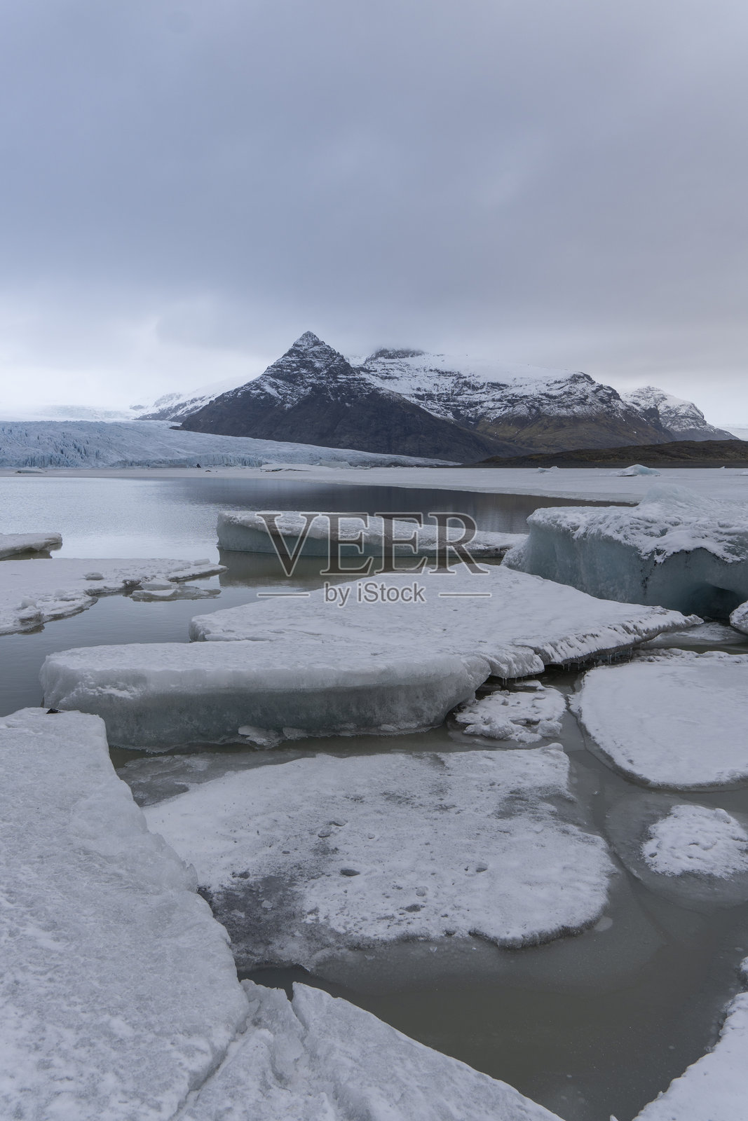 冰岛冬季瓦特纳冰川的绝美自然风光，位于冰岛南部的菲亚尔萨尔隆冰河湖照片摄影图片