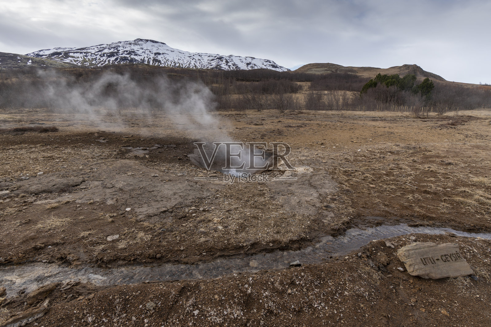 冰岛黄金圈旅游线路上的豪卡道鲁地热区，背景为史托克喷泉照片摄影图片