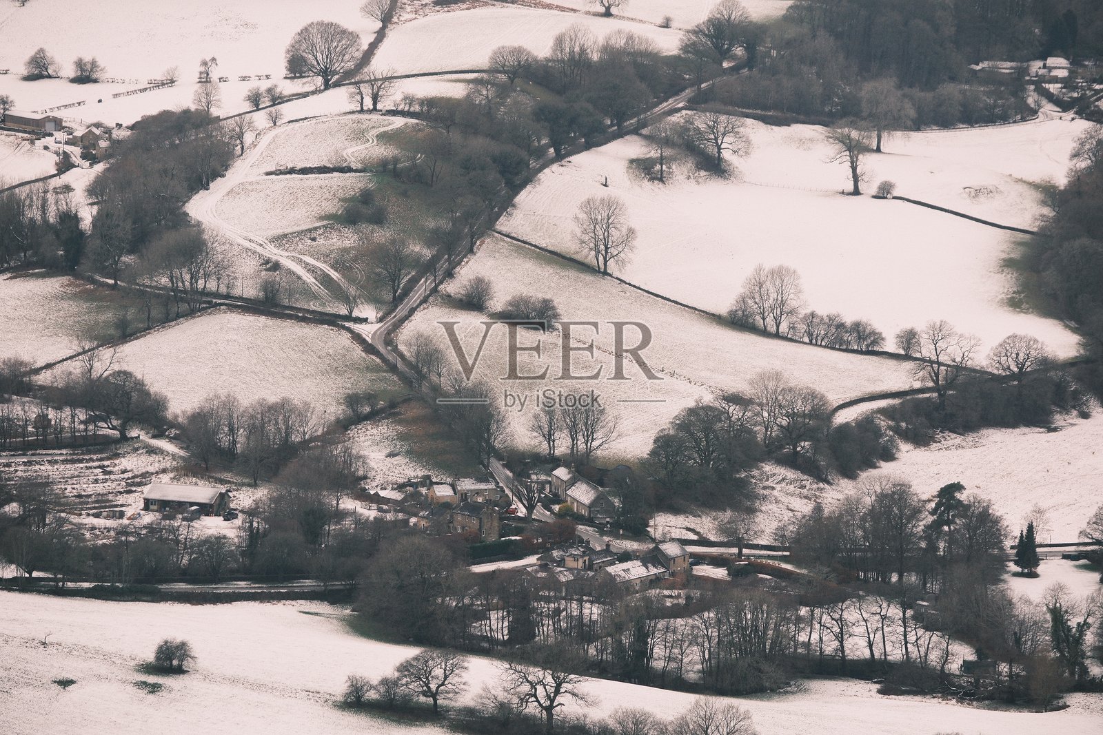 冬季，雪中的英格兰城镇风景照照片摄影图片