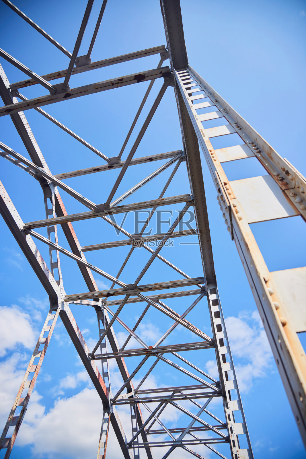 带螺栓和铆钉的旧金属桥梁的建造照片摄影图片