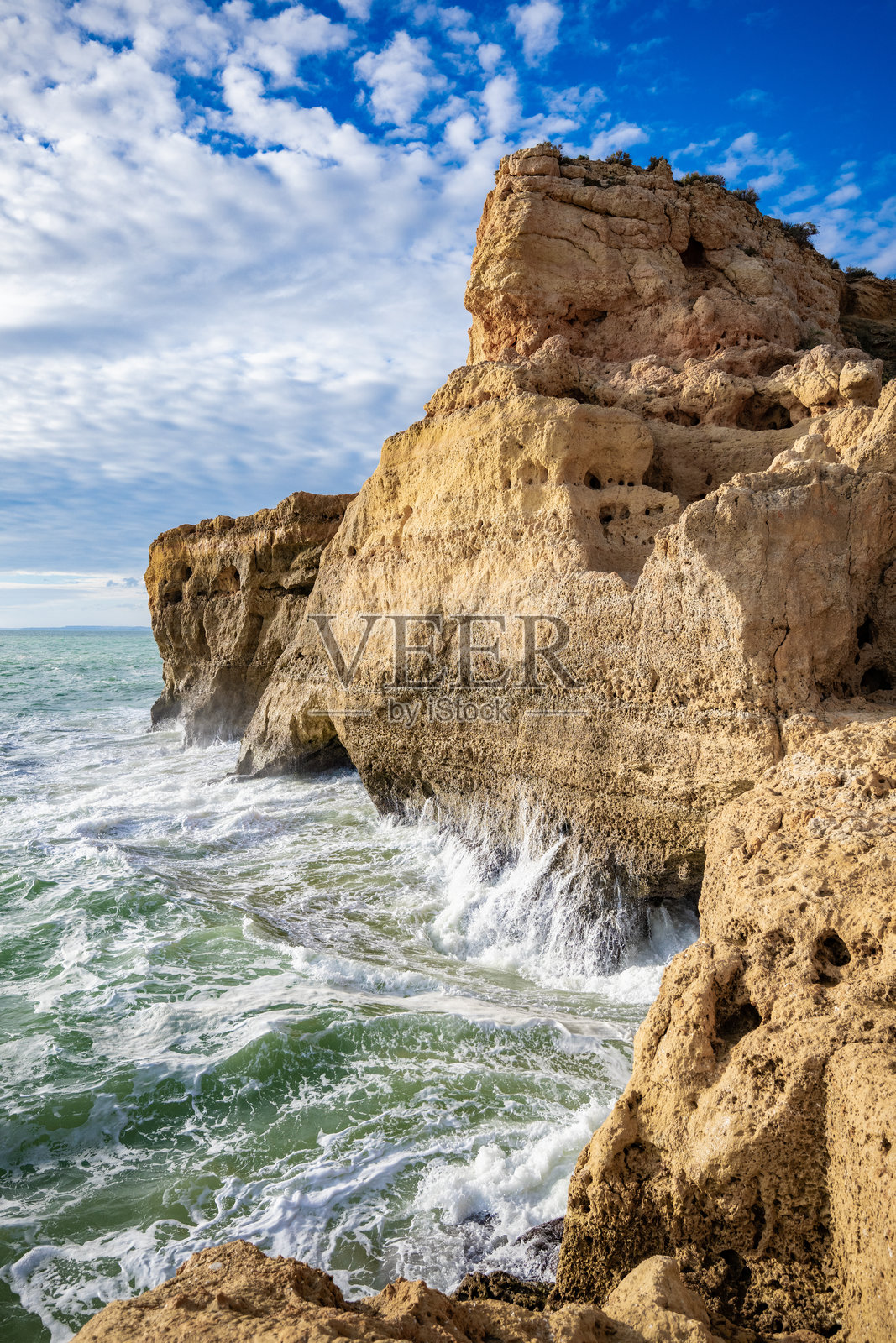 葡萄牙南部悬崖上的海浪照片摄影图片