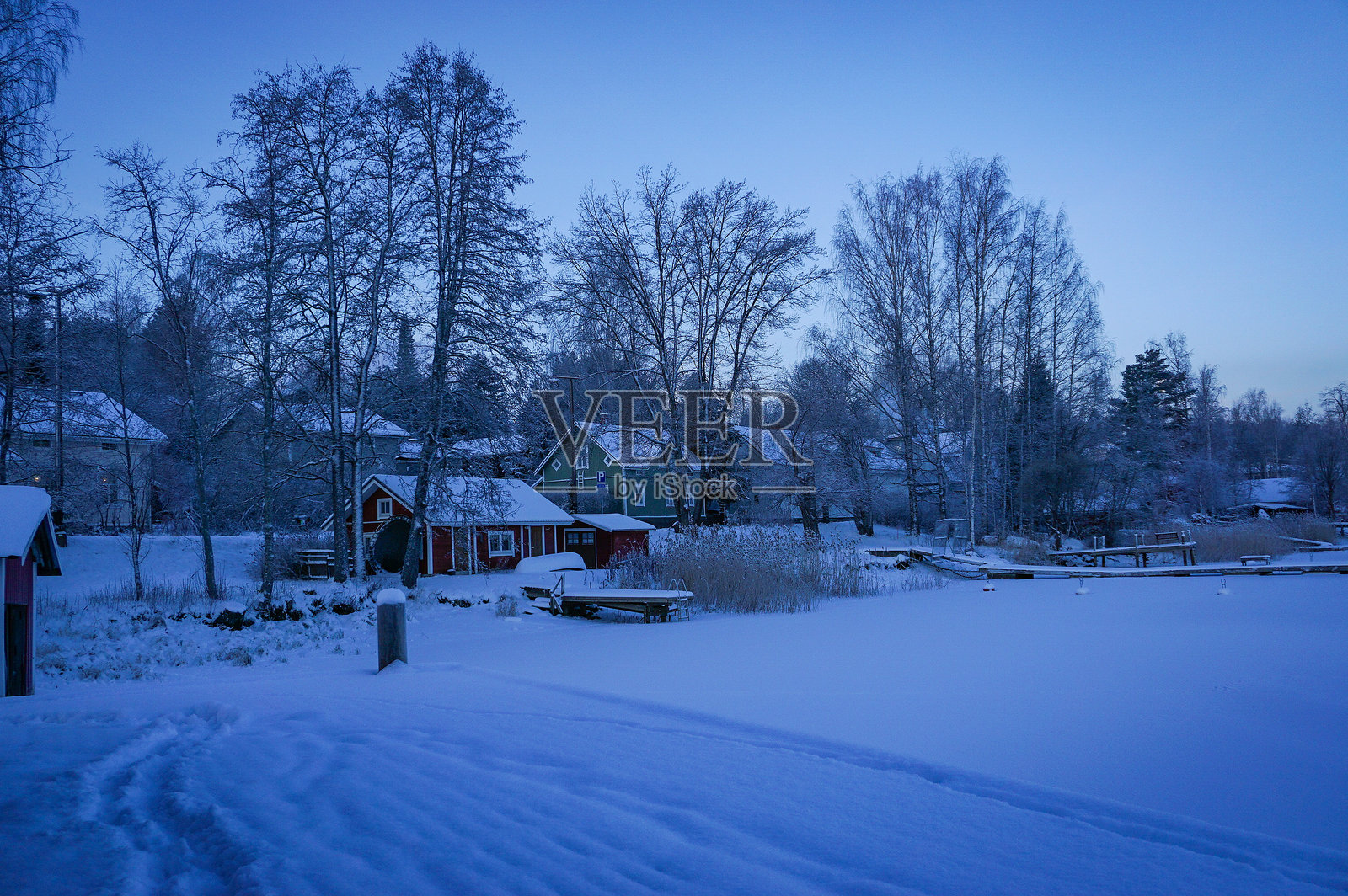 冬日湖畔和码头照片摄影图片